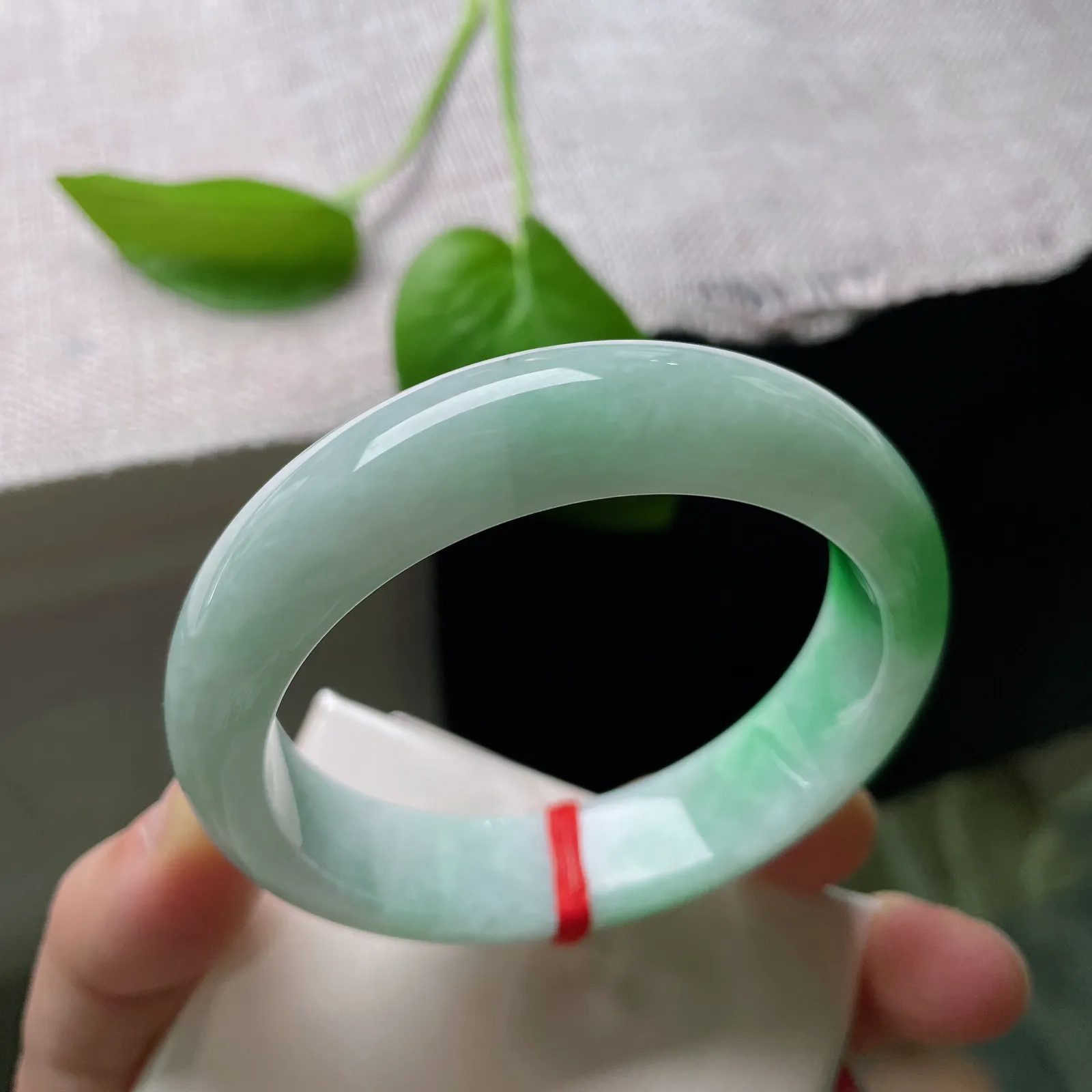 57.8/14.8/8.5飘绿正圈，水润，宽版，婉间 一抹灵韵翠绿，贵气～