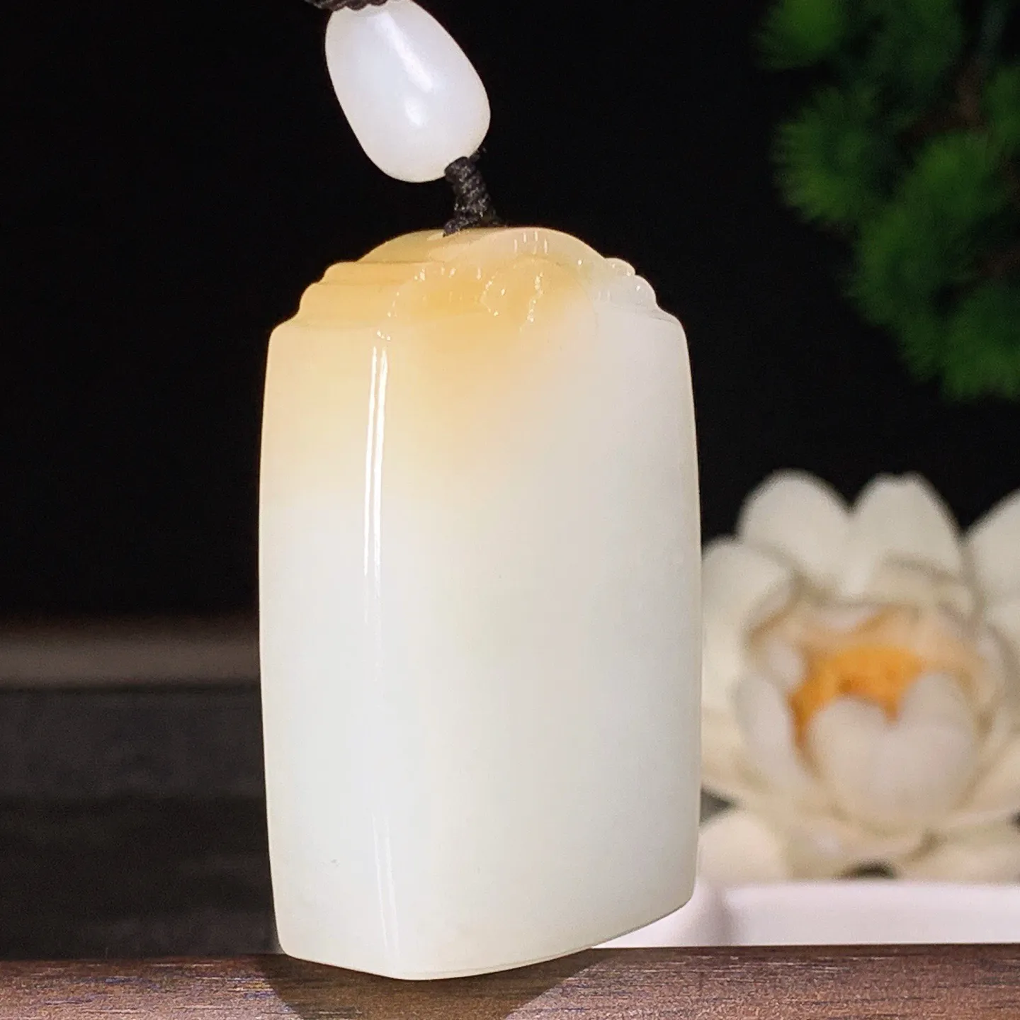 和田玉羊脂白糖料平安无事牌挂件 尺寸47/30/12重48.5克。玉质细腻油润。手推出油。佩戴高端典