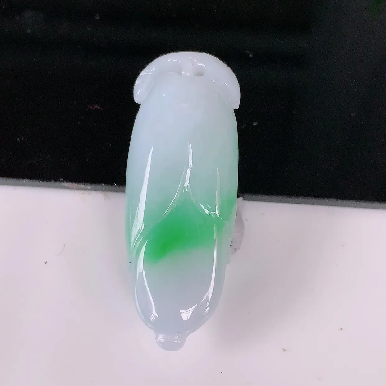 自然光实拍，冰润飘绿翡翠玉兰花吊坠，种老水足，雕工精湛 ， 寓意美好， 佩戴时尚出众！#57.22