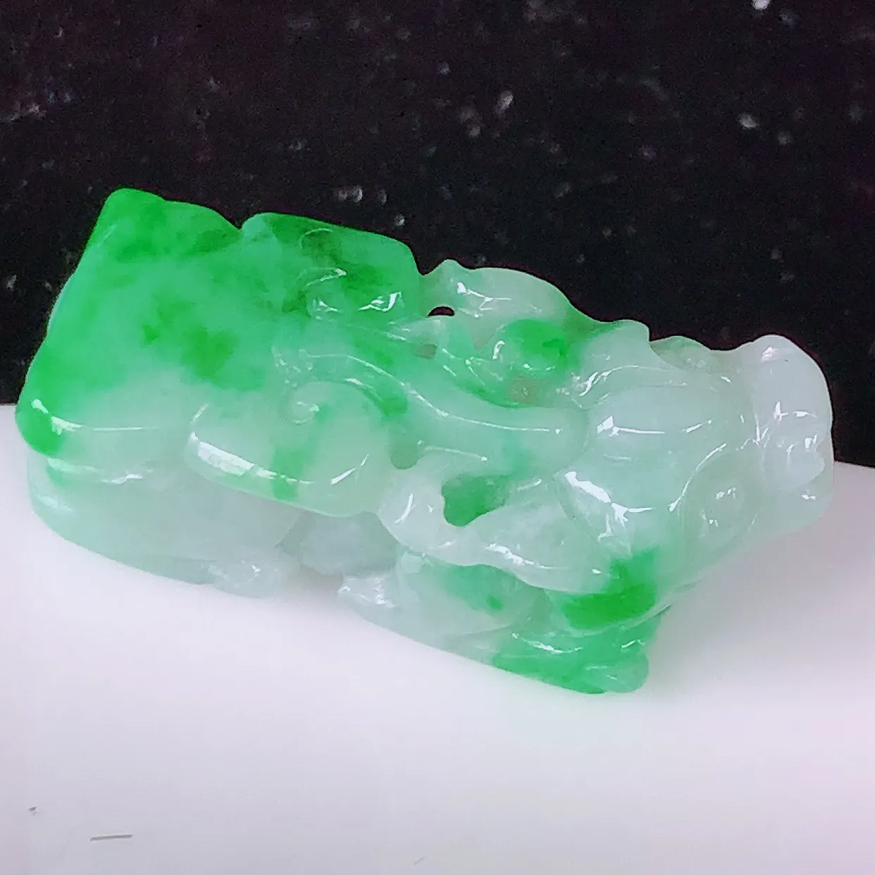 自然光实拍，冰飘绿翡翠招财貔貅吊坠，民间有“一摸貔貅运程旺盛，再摸貔貅财运滚滚三摸貔貅平步青云 ”的