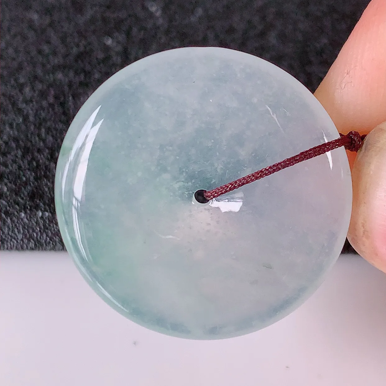 自然光实拍，冰种翡翠平安扣吊坠，平安是福；冰透，很美的料子，佩戴优雅迷人！#41.16