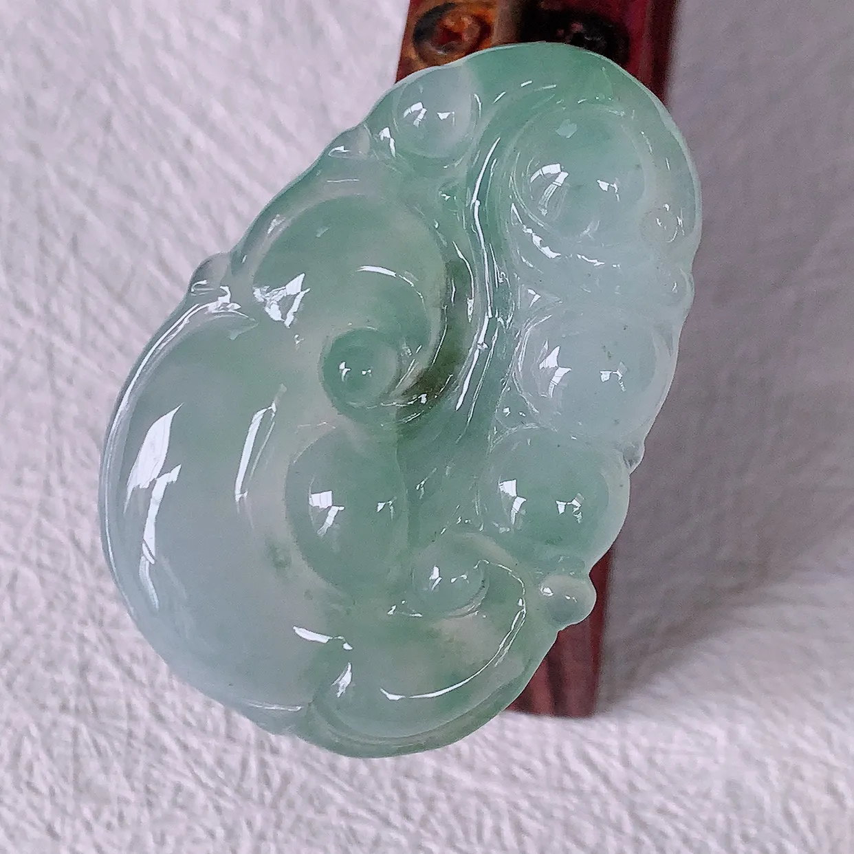 自然光实拍，冰飘花翡翠如意吊坠，冰透，翠色灵动，饱满，万事如意如意一生，配戴精美！#01.22