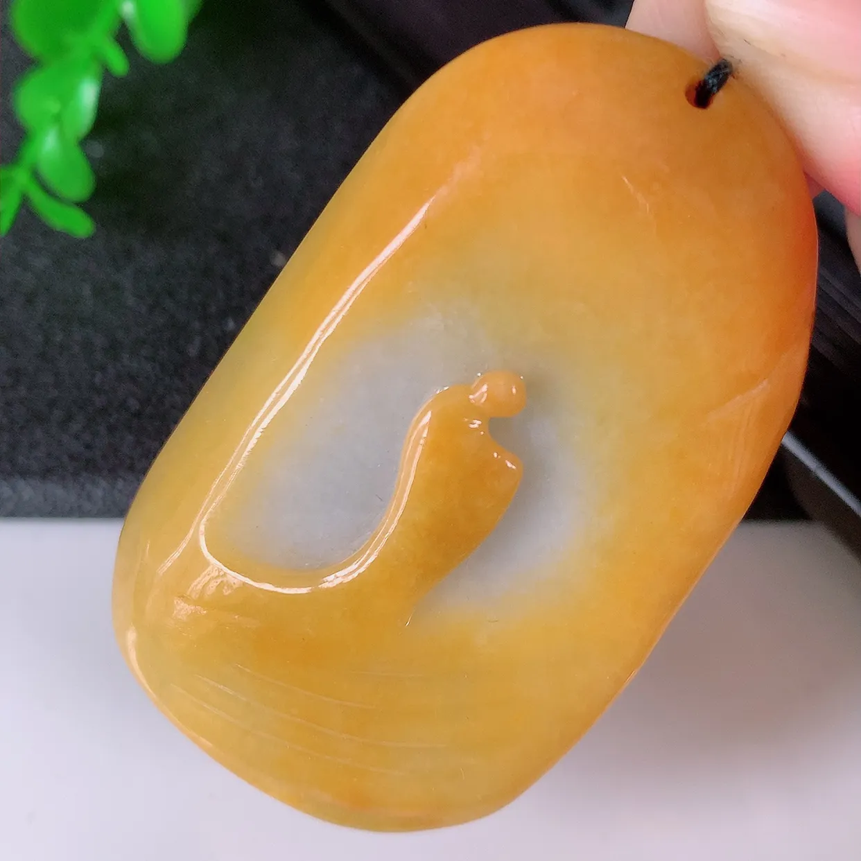 自然光实拍，冰润黄翡双彩翡翠悟道吊坠，悟道寓意“祥和，安宁，吉祥， 幸福”， 佩戴效果优雅迷人，性价比超高！#60.16