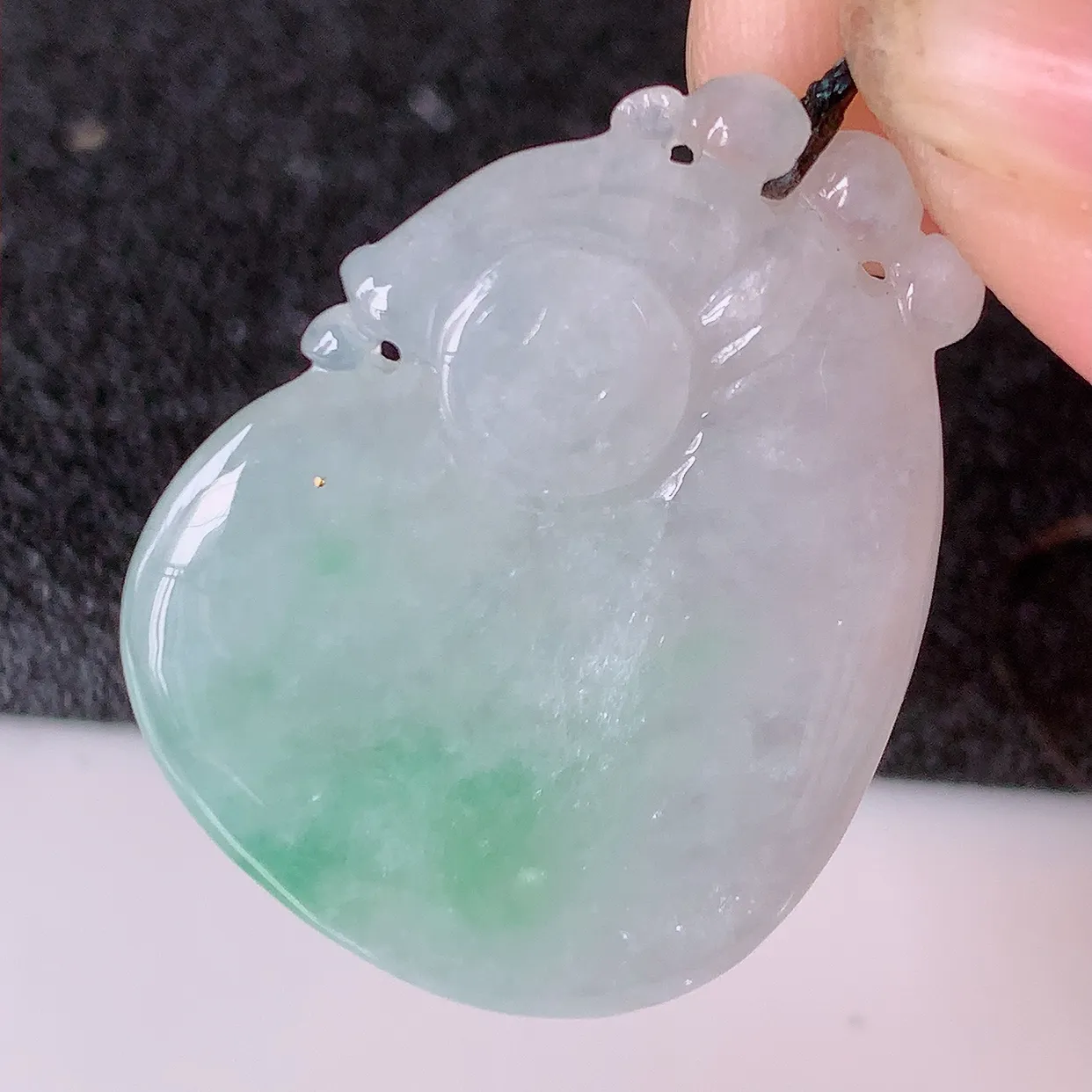 自然光实拍，冰飘绿翡翠招财钱袋子吊坠，寓意“代代有福，代代有财，腰缠万贯” 玉质细腻， 佩戴效果佳！#41.16