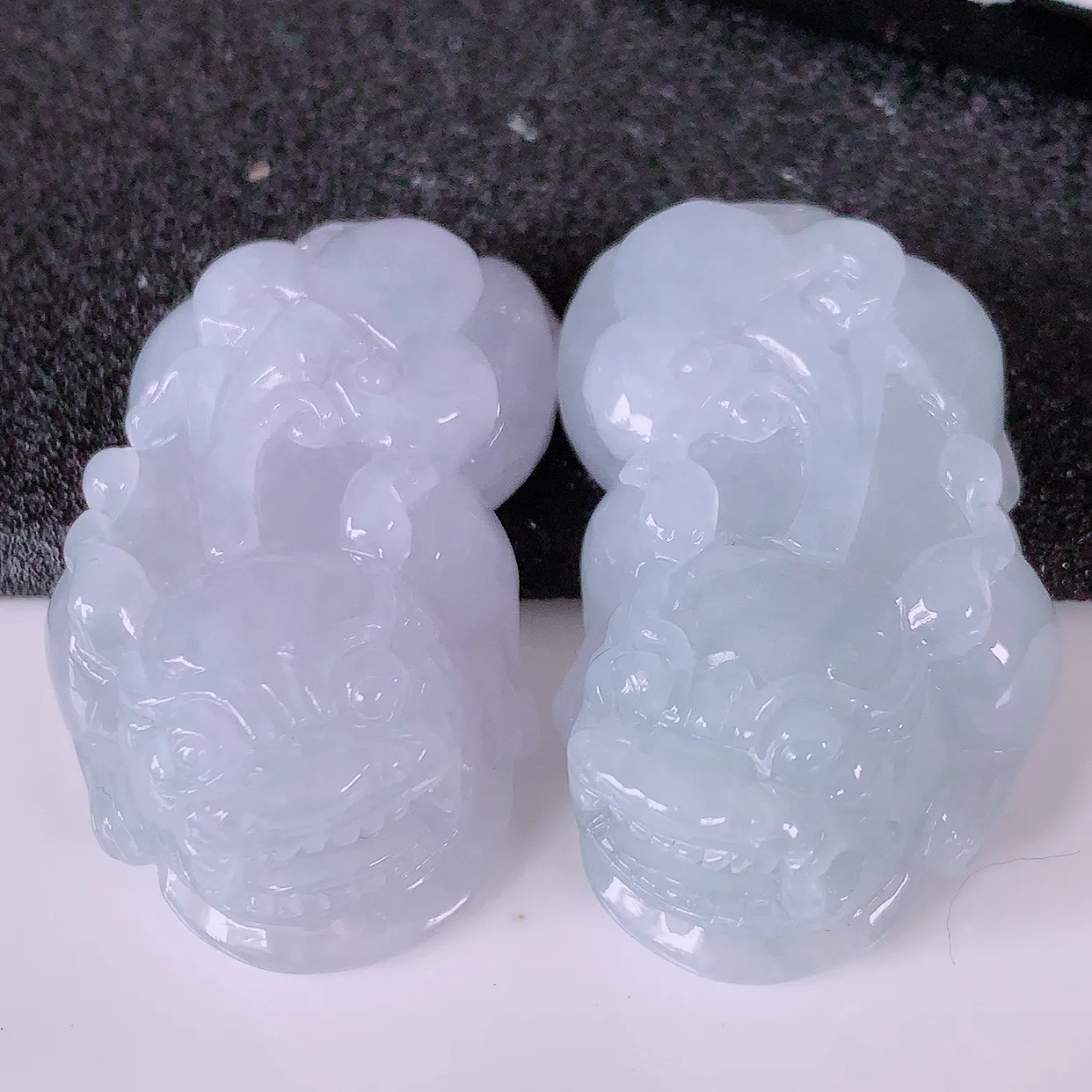 自然光实拍，冰润翡翠一对招财貔貅吊坠，民间有“一摸貔貅运程旺盛，再摸貔貅财运滚滚，三摸貔貅平步青云 