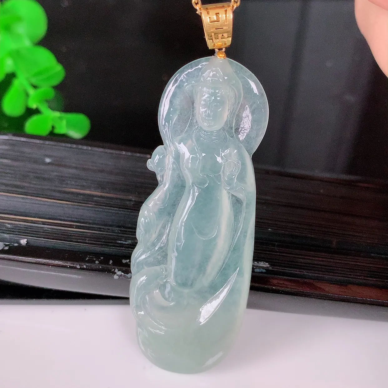 自然光实拍，18K金镶嵌冰种翡翠观音菩萨吊坠，赐福翡翠观音，观音面相端庄，品相佳， 佩戴气质！#1.22整体61裸石53.5*20*4.5