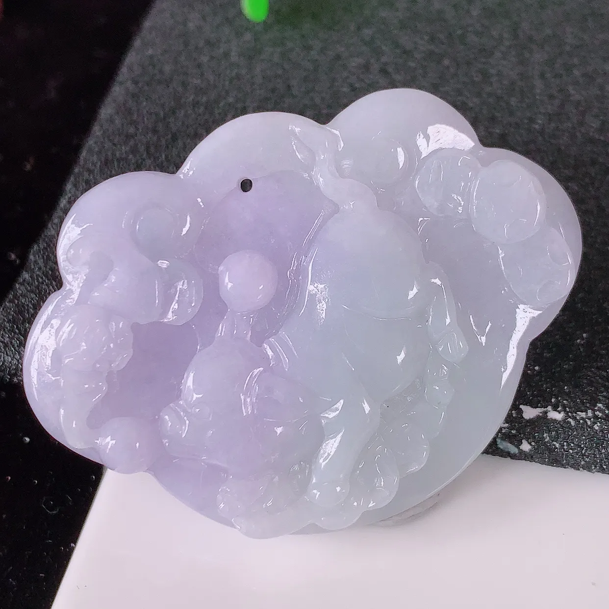自然光实拍，冰润紫罗兰翡翠生肖猪牌吊坠，翠色灵动，佩戴效果时尚出众，尽显气质， 玉质细腻， 美感十足。#05.13
