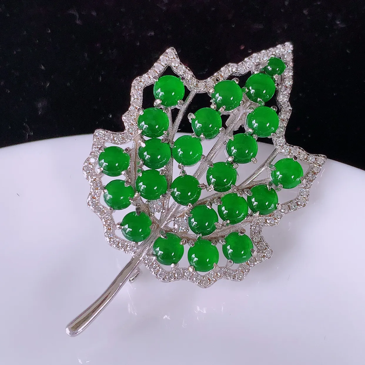 冰透满绿翡翠925银镶嵌胸针，自然光实拍，翠色灵动，颜色漂亮，种老水足，品相佳，佩戴佳品！#97.16整体47*27.5*8.6裸石  3.5*3.5