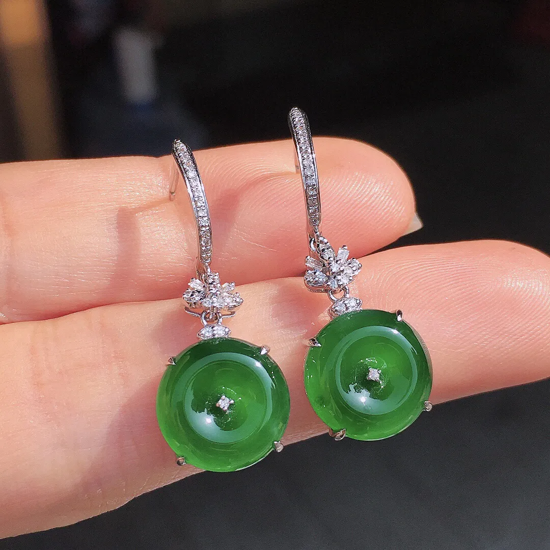 满绿平安扣耳坠，色泽均匀艳丽，玉质细腻，荧光感超
强，饱满圆润，尽显优雅气质，18k
金豪华镶嵌
