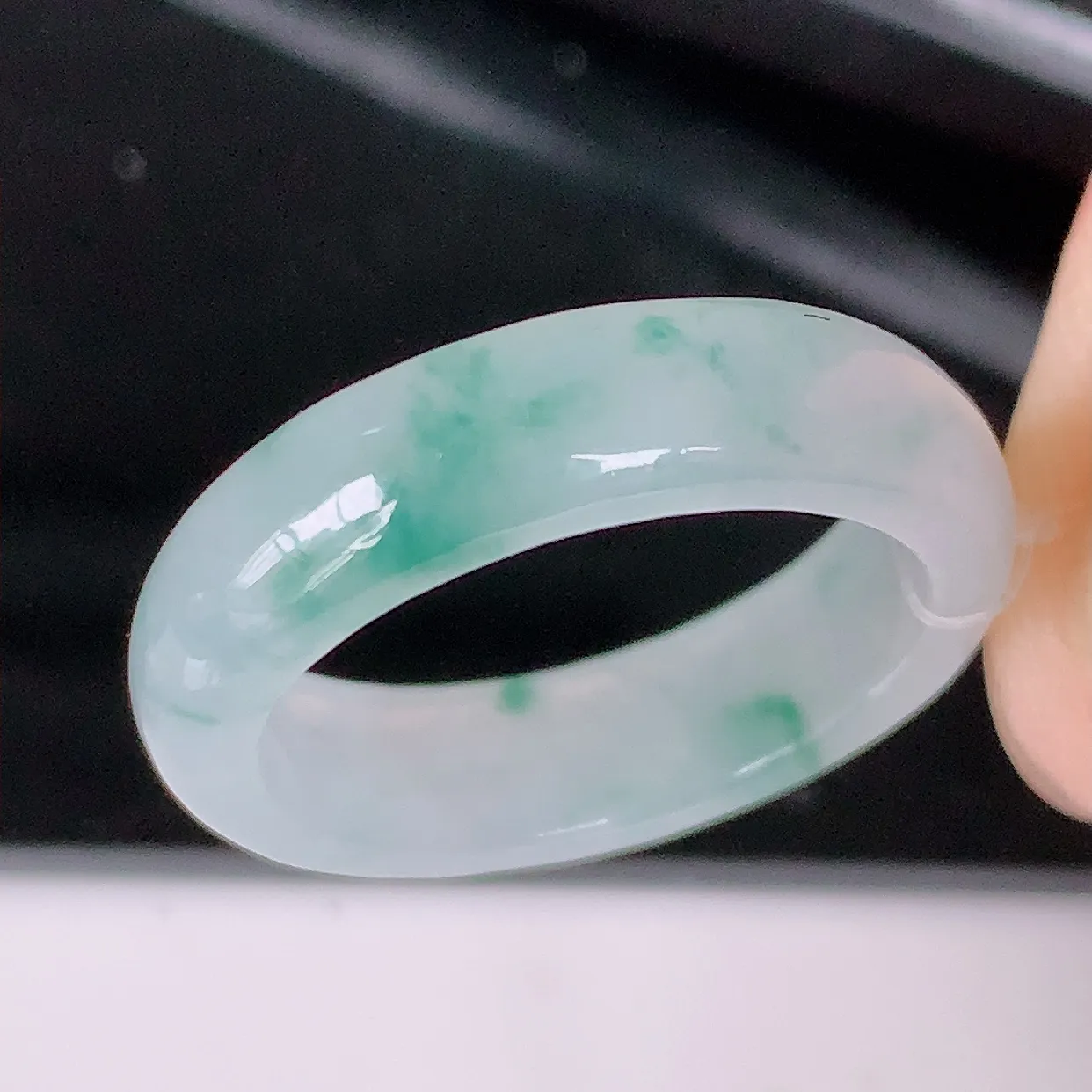 自然光实拍，18.8mm内径冰飘花翡翠指环，玉戒指，玉质莹润，好精美好冰润的指环，19圈口上手纤巧！