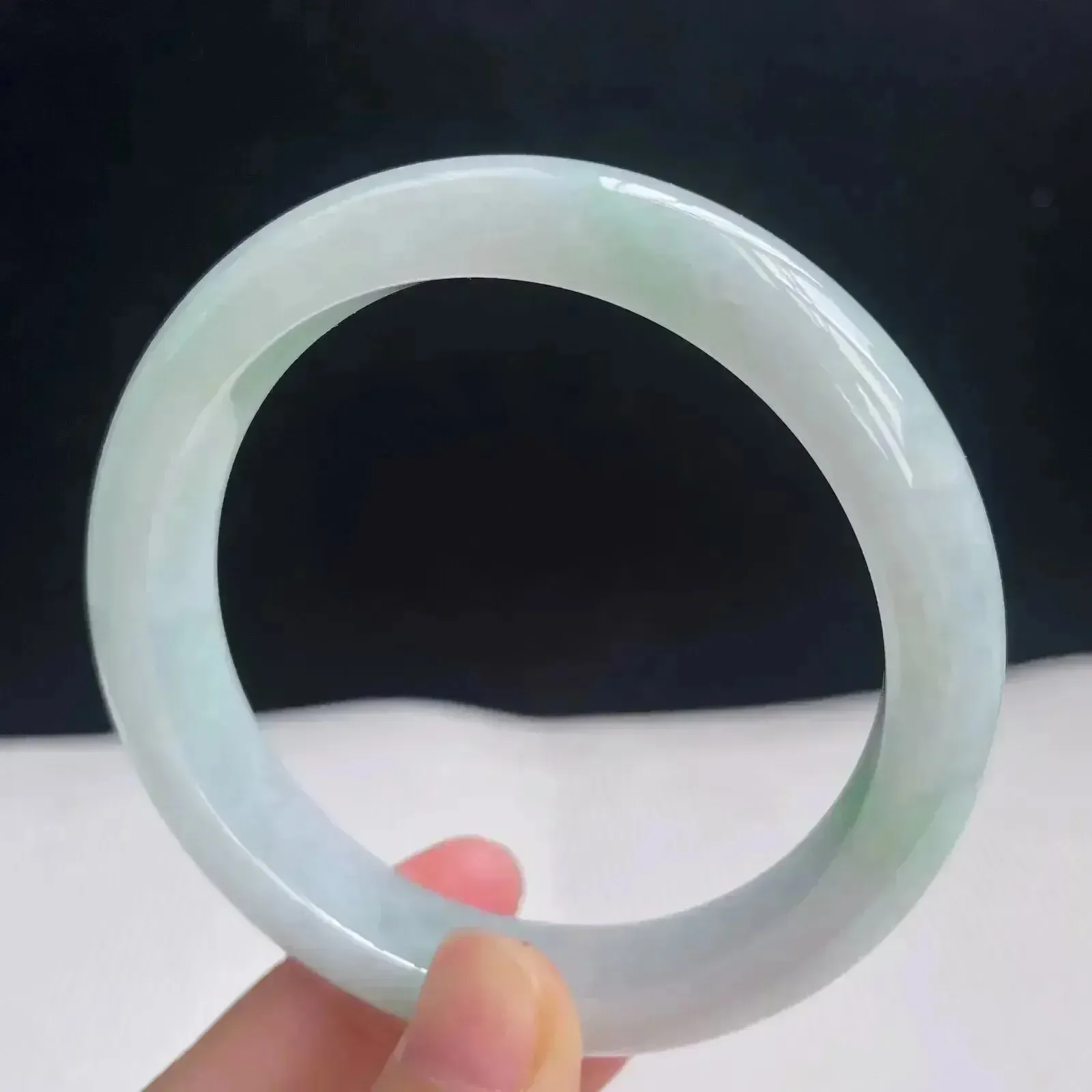 58.8mm自然光拍摄天然翡翠浅绿秀气好种水正圈手镯 58.19克