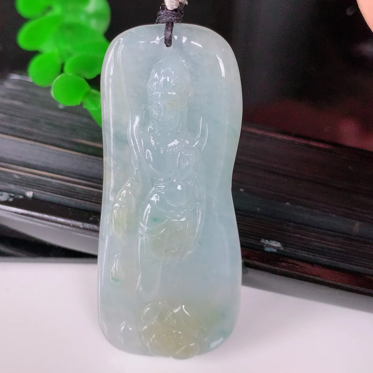 自然光实拍，冰种黄加绿翡翠观音菩萨吊坠，赐福观音，玉润通透， 慈祥端庄！#1.22