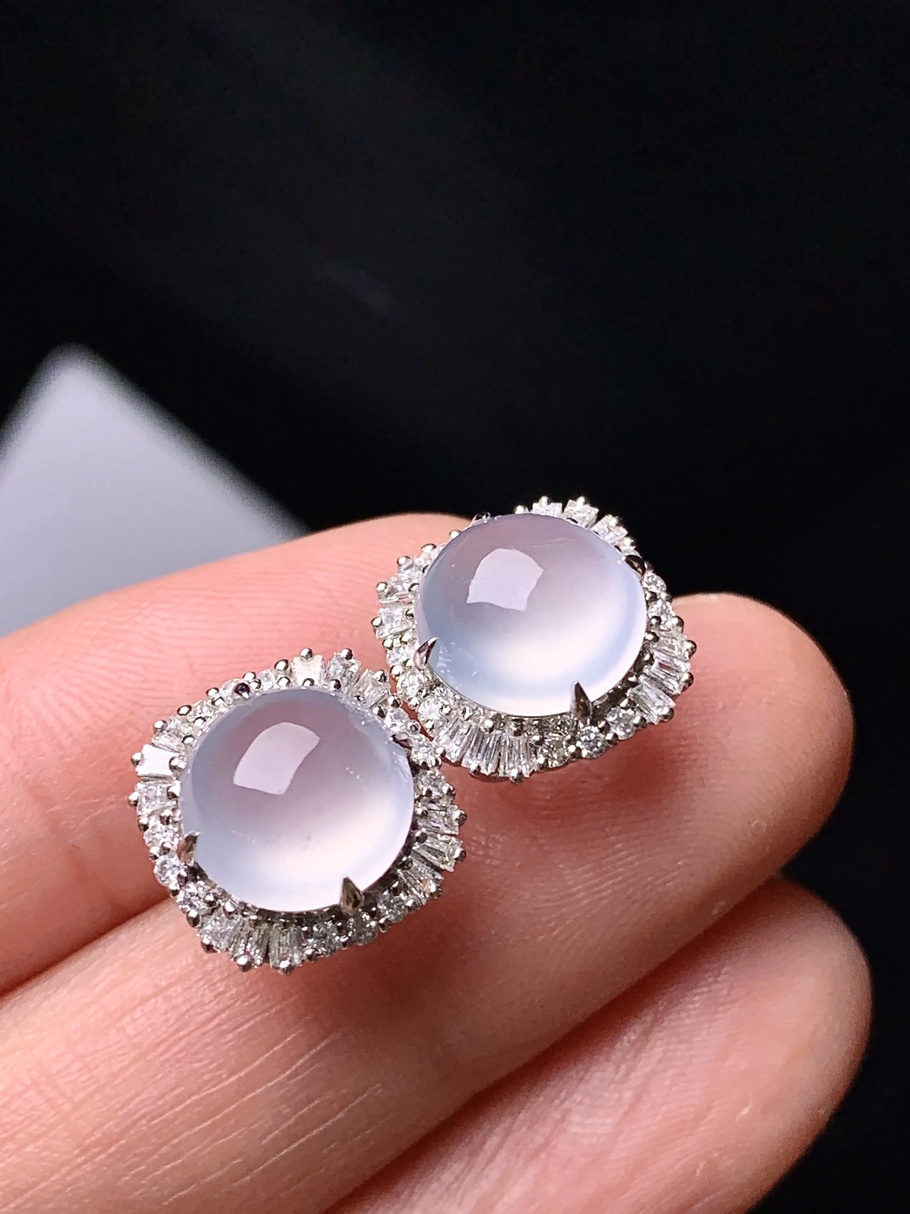 18k金钻镶嵌冰种蛋面耳钉 玉质细腻 色泽清新艳丽 整体尺寸13.5*8.5