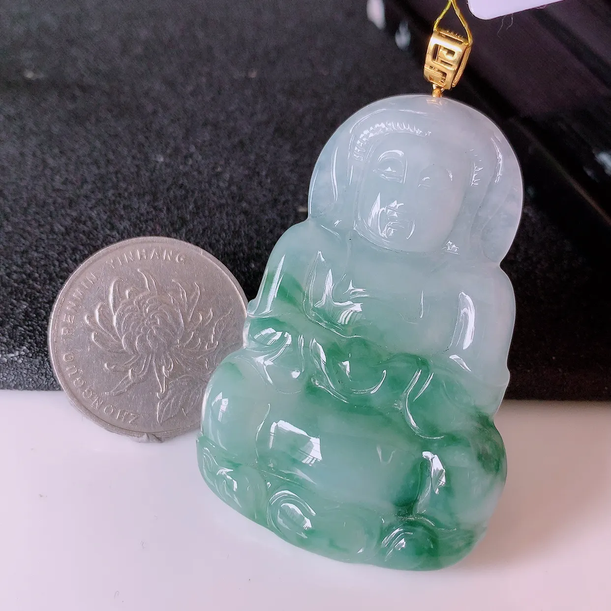 18k金镶嵌冰飘花翡翠观音菩萨吊坠，沁人心脾，精致典雅的设计，为佩戴者，增添色彩，送礼自留都是佳品选择！#35.16整体60 裸石52.5*35*5.5mm