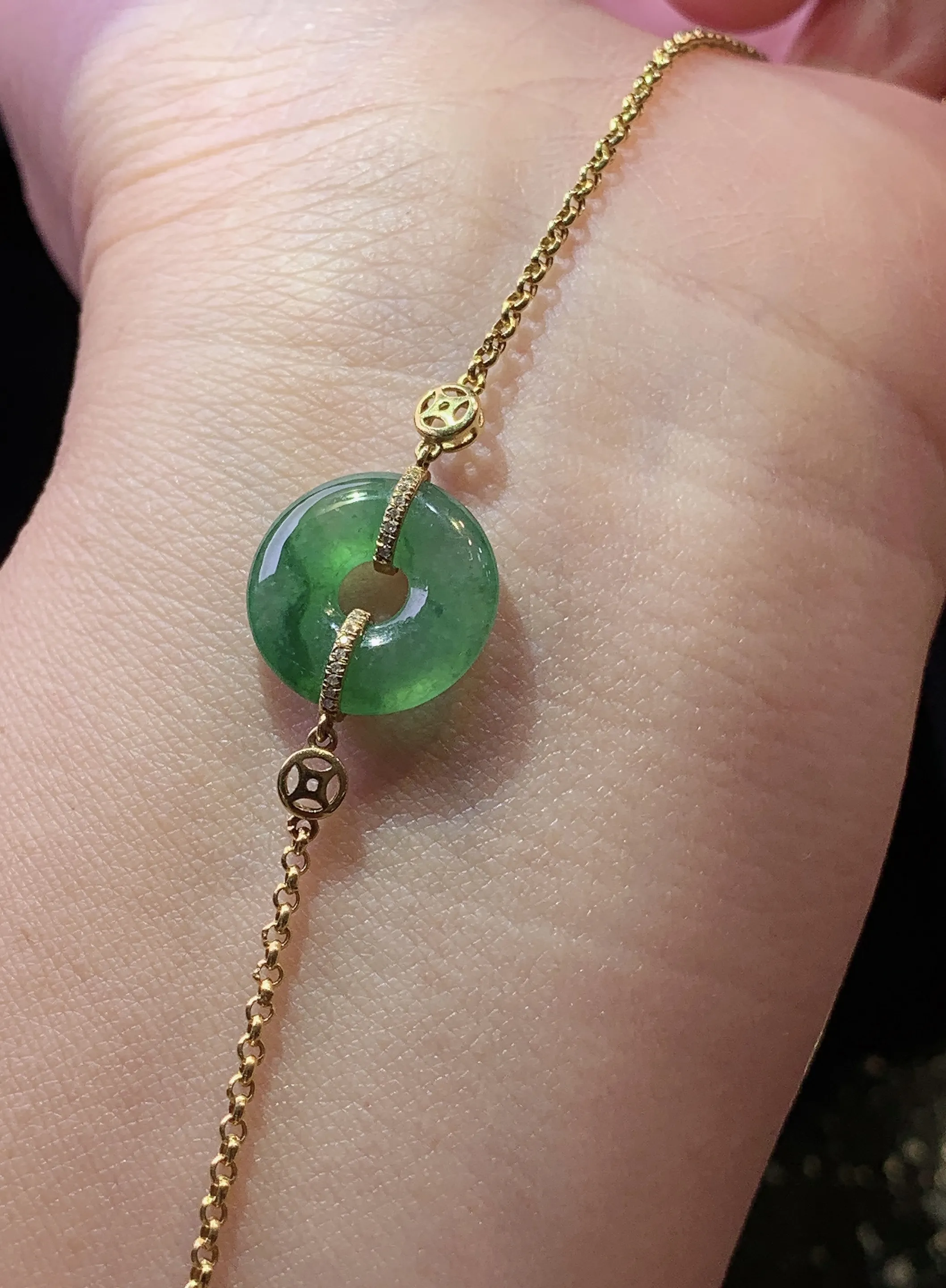 18k金镶嵌飘绿平安扣手链 玉质细腻 色泽清新艳丽 整体尺寸13.7*3.3