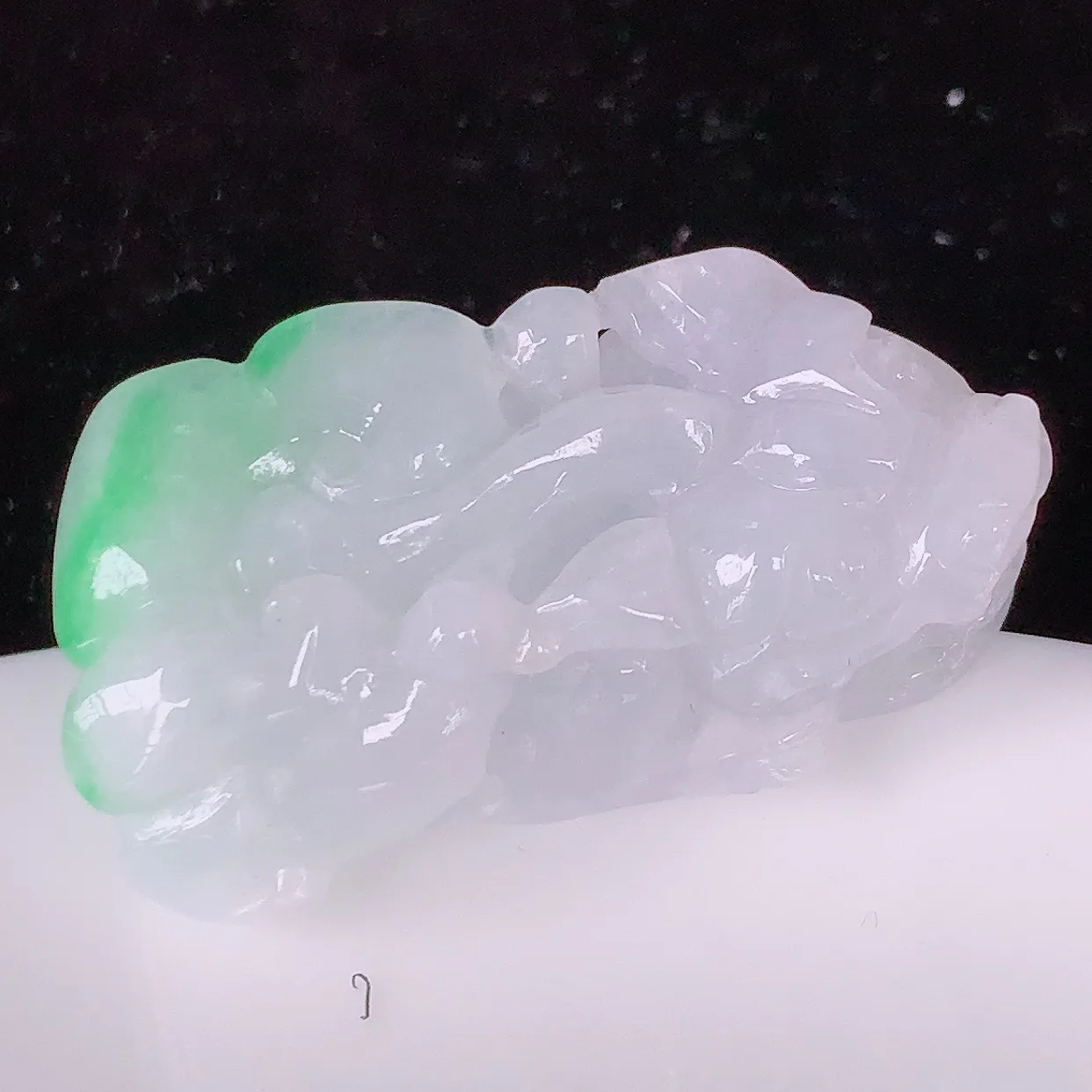 自然光实拍，飘绿翡翠招财貔貅吊坠，民间有“一摸貔貅运程旺盛，再摸貔貅财运滚滚三摸貔貅平步青云 ”的美