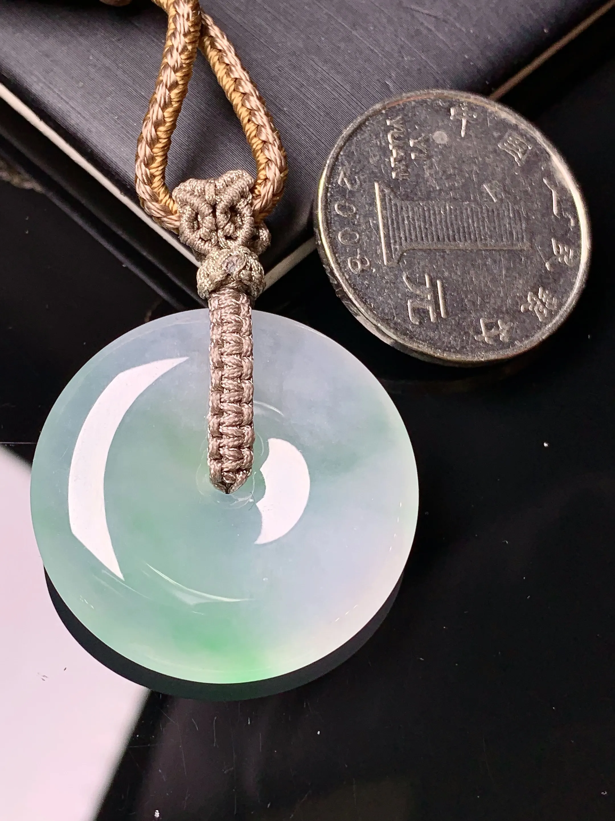 飘绿平安扣吊坠 玉质细腻 色泽清新艳丽 整体尺寸29.6*5.6