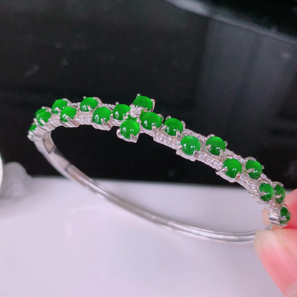 59-60圈口，冰透满绿翡翠925银镶嵌手镯，自然光实拍，翠色灵动，颜色漂亮，种老水足，品相佳，佩戴佳品！#97.22（圈口可调大小）整体59.5*49* 10-5.5