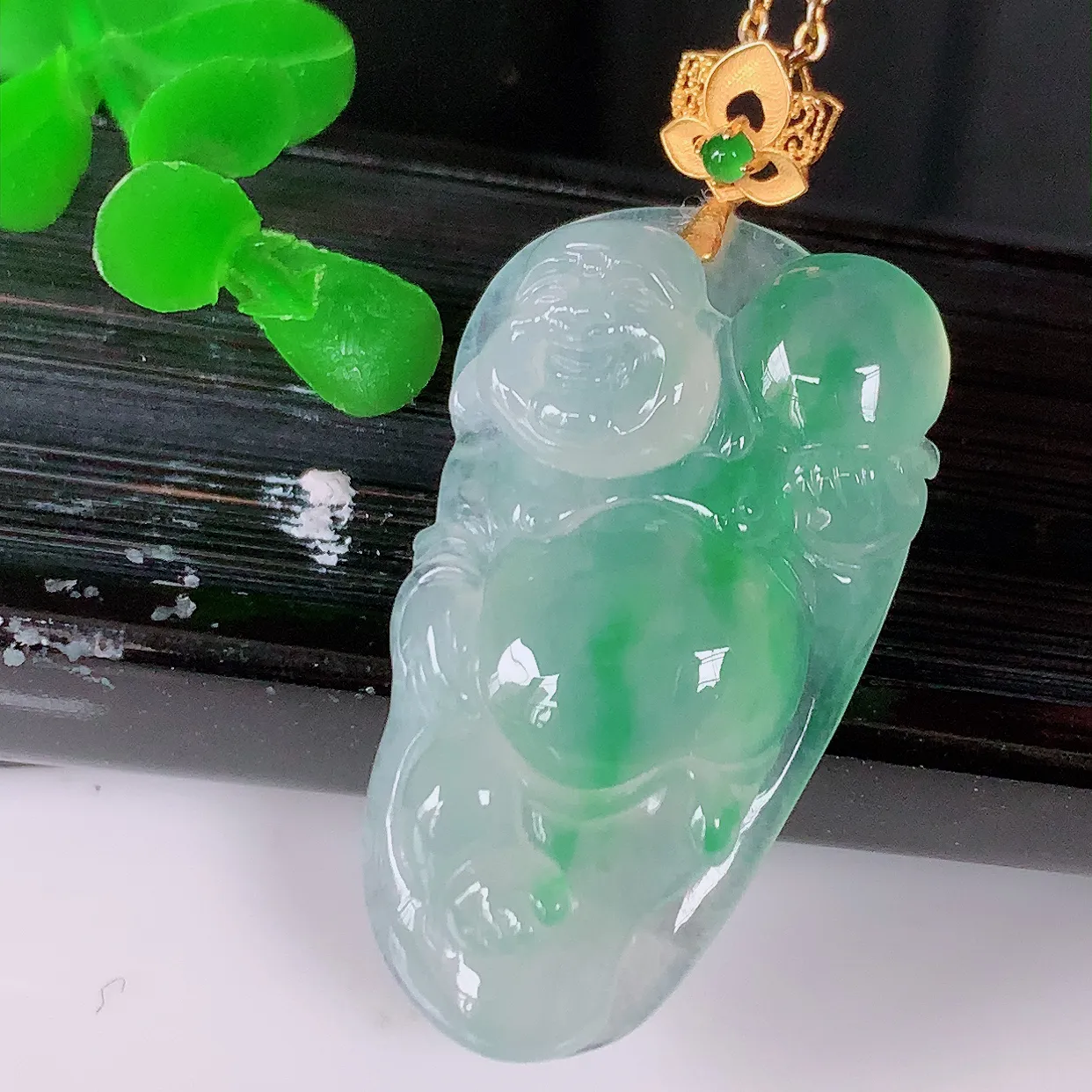 自然光实拍，18K金镶嵌冰种飘绿翡翠逍遥布袋佛吊坠，代代有钱，水足丰盈，盈满欢喜， 配戴送礼佳品！#1.22整体37.8裸石31.5*18*5.5