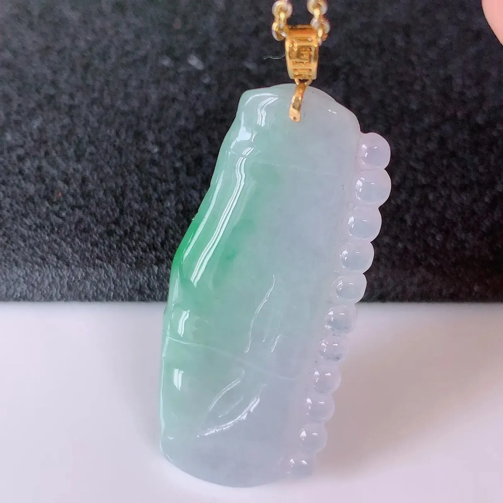 自然光实拍，18K金镶嵌冰春带彩翡翠竹节吊坠。竹节寓意“节节高，官运亨通，前程似锦，水润莹泽，清秀高雅，佩戴精美！#41.22