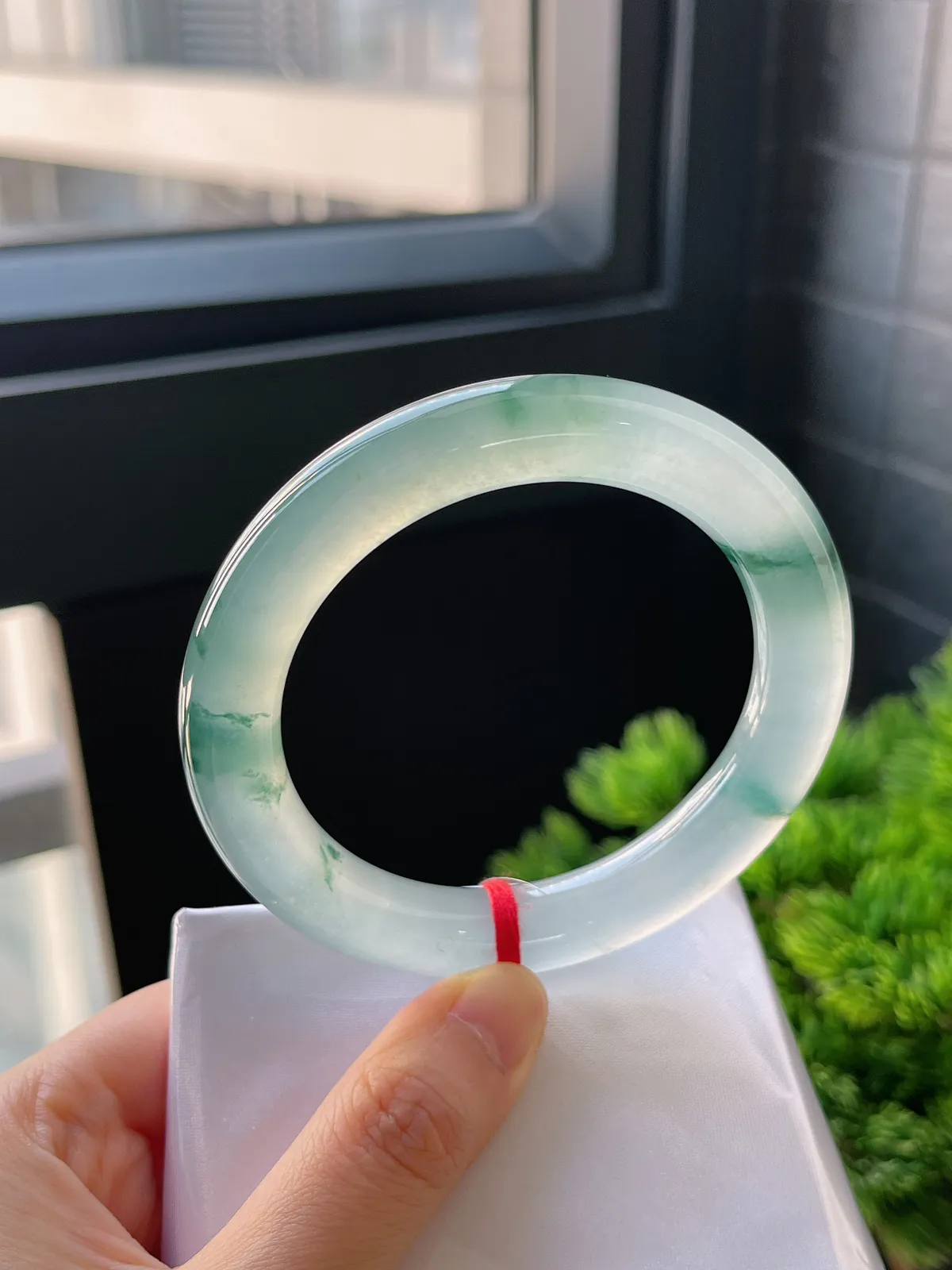 圆镯56.8圈口，翡翠冰种飘花手镯