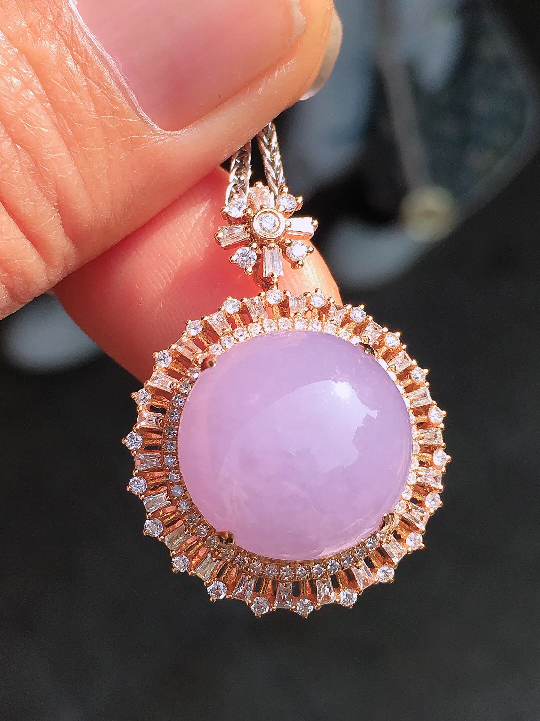 紫罗兰蛋面吊坠，色泽均匀艳丽，玉质细腻，荧光感超
强，饱满圆润，尽显优雅气质，18k
金豪华镶嵌