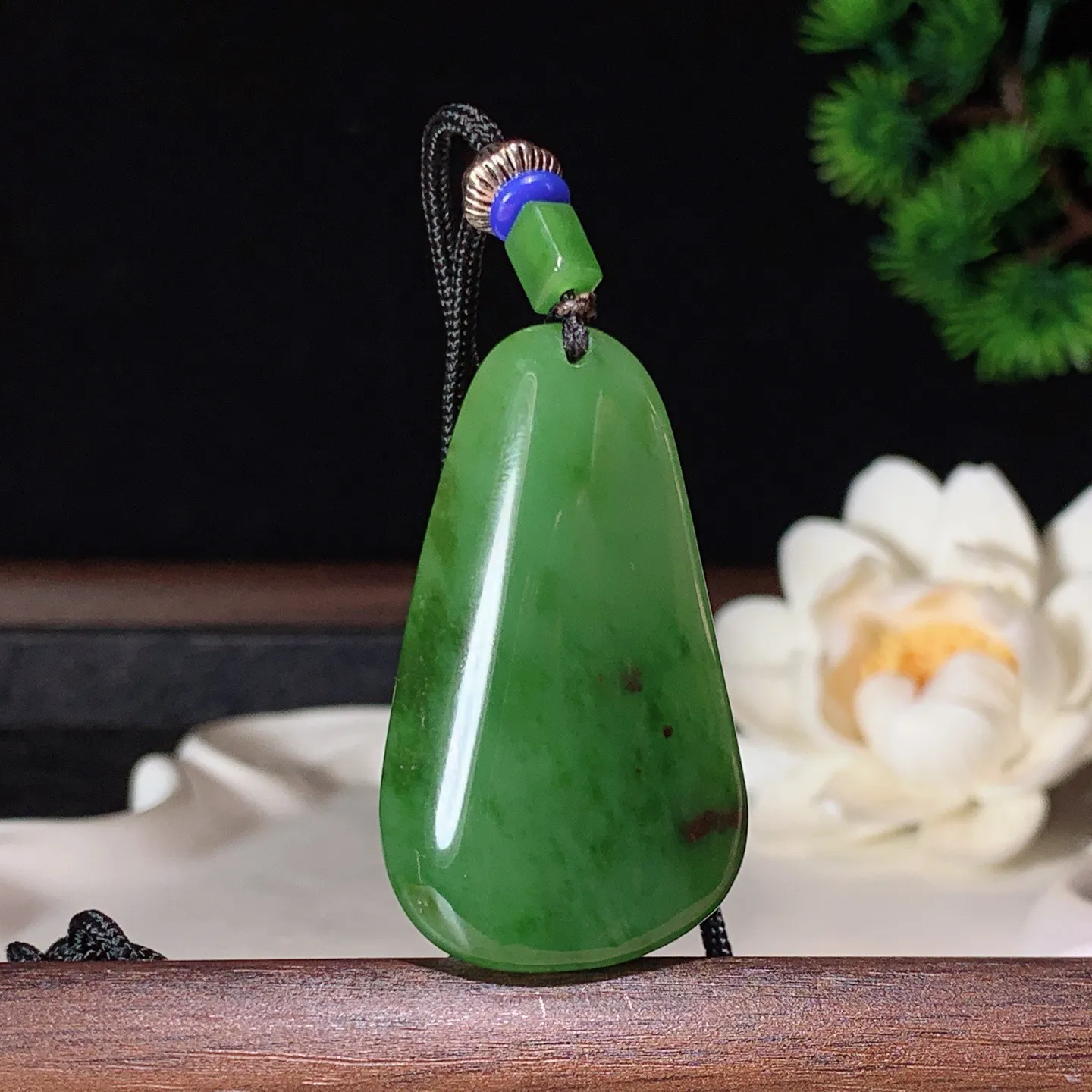 和田玉阳绿俄罗斯碧玉随型挂件 尺寸44/25/8重16克。玉质细腻油润。手推出油。佩戴高端典雅。lt