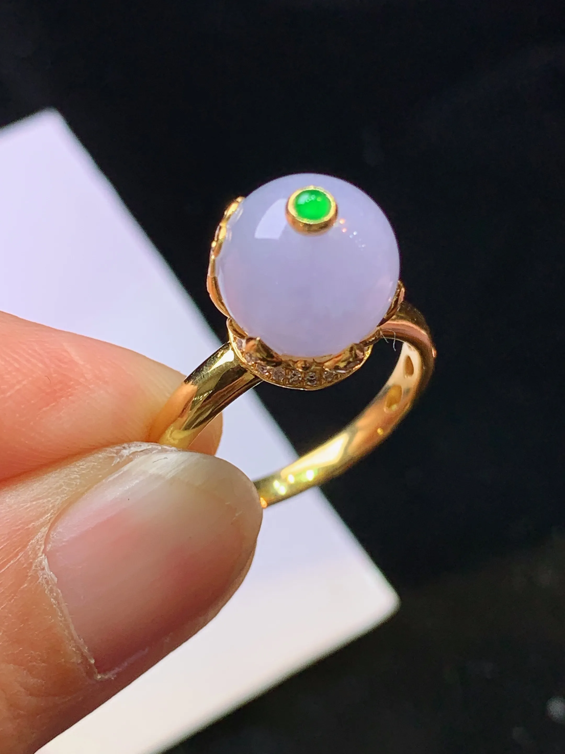 18k金钻镶嵌紫罗兰圆珠戒指 玉质细腻 色泽清新艳丽 圈口14 整体尺寸9.8