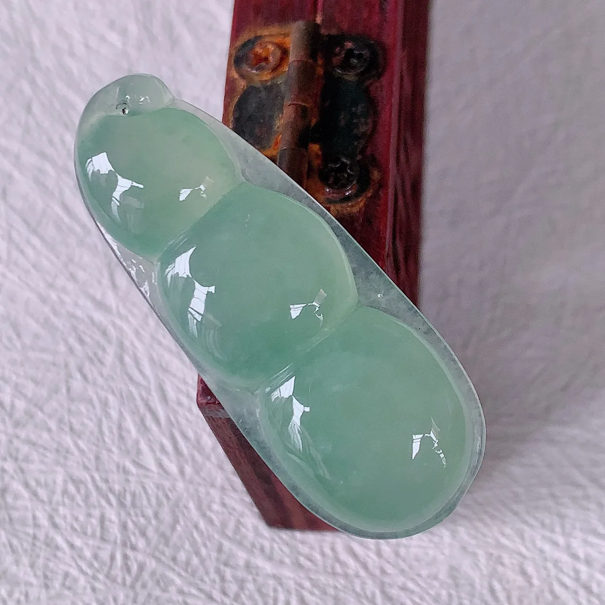 自然光实拍，冰种淡绿翡翠四季豆吊坠，平安豆福豆玉坠，冰润通透， 豆粒饱满，寓意：豆蔻年华！#01.22