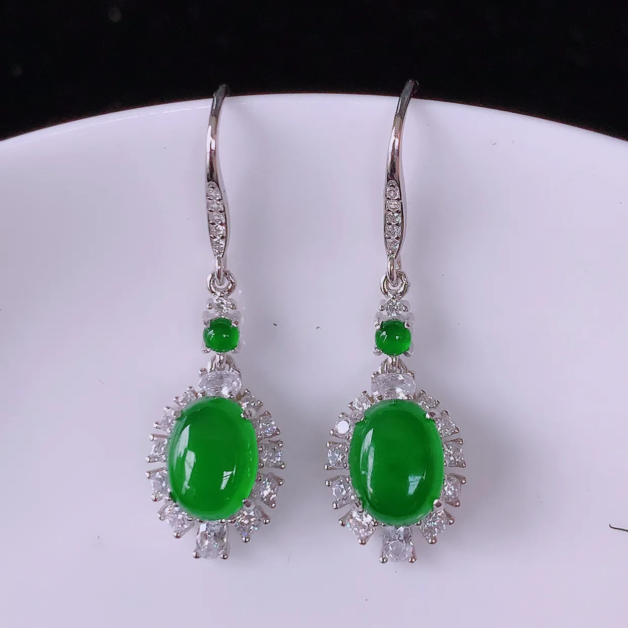 冰透满绿翡翠925银镶嵌耳坠，自然光实拍，翠色灵动，颜色漂亮，种老水足，品相佳，佩戴佳品！#97.22整体32*9.5*5.8 裸石8* 6