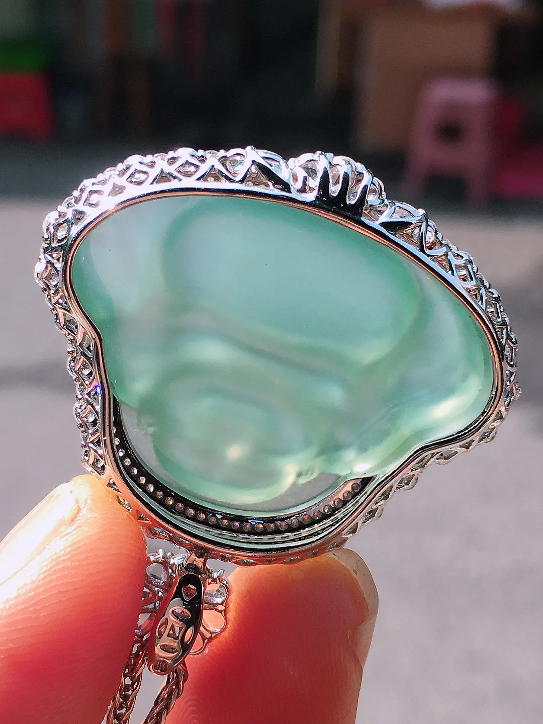 冰种佛公吊坠，玉质细腻，荧光感超
强，饱满圆润，尽显优雅气质，18k
金豪华镶嵌