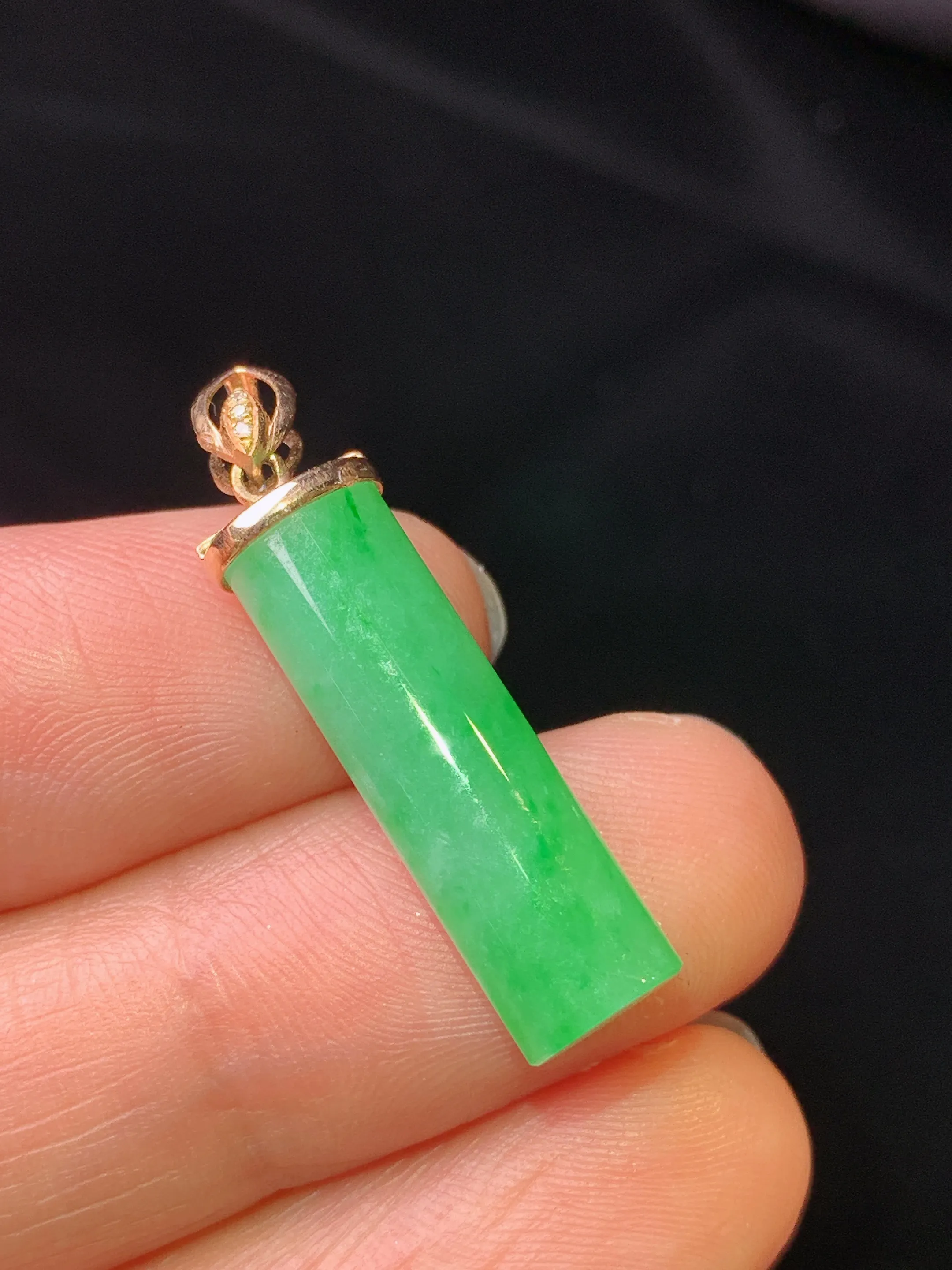 18k金镶嵌翠绿玉柱吊坠 玉质细腻 色泽清新艳丽 整体尺寸29.6*6.6*5.6