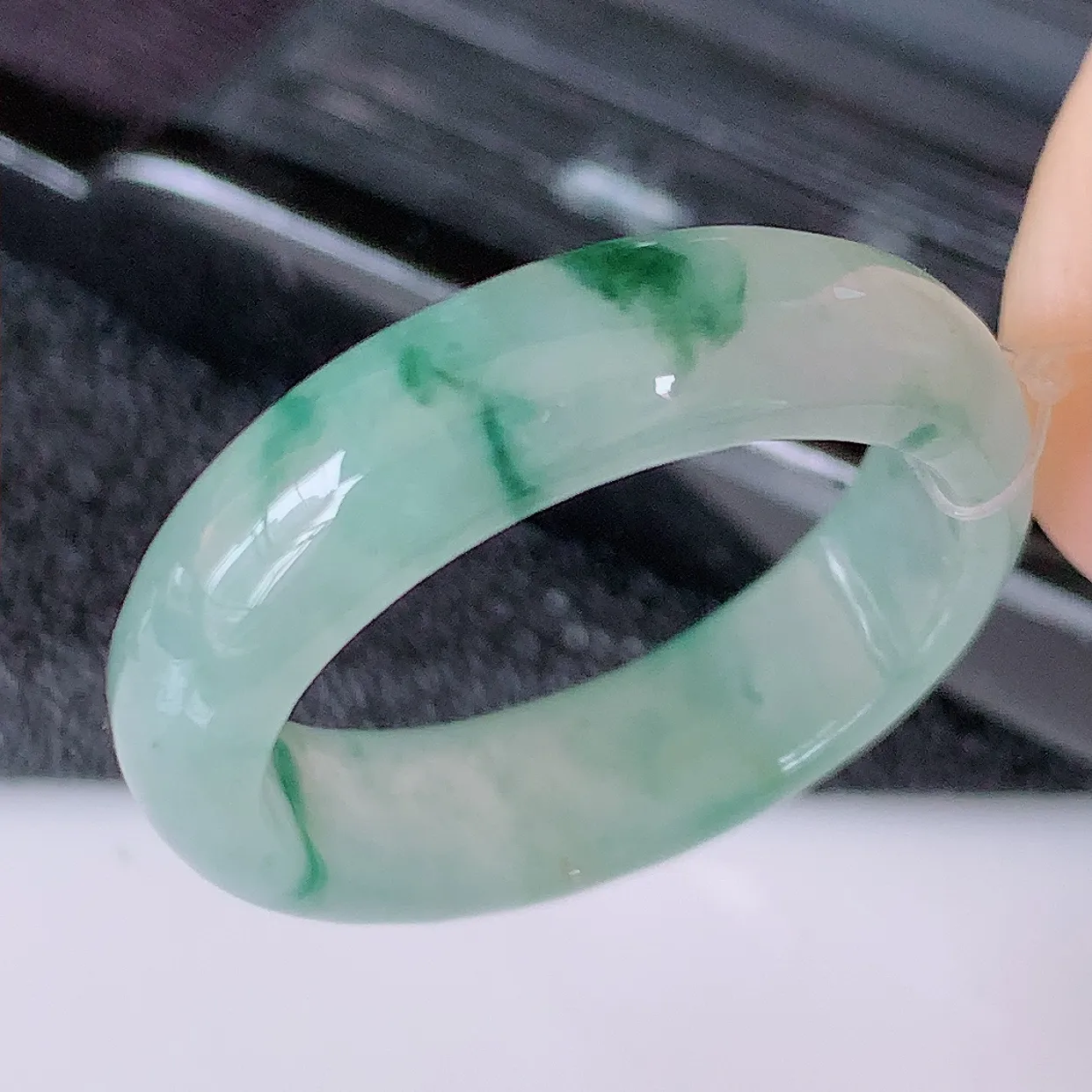 自然光实拍，18mm内径冰种飘花翡翠指环，玉戒指，玉质莹润，好精美好冰润的指环，17圈口，上手纤巧！#49.16尺寸 18*5.5*2.8mm