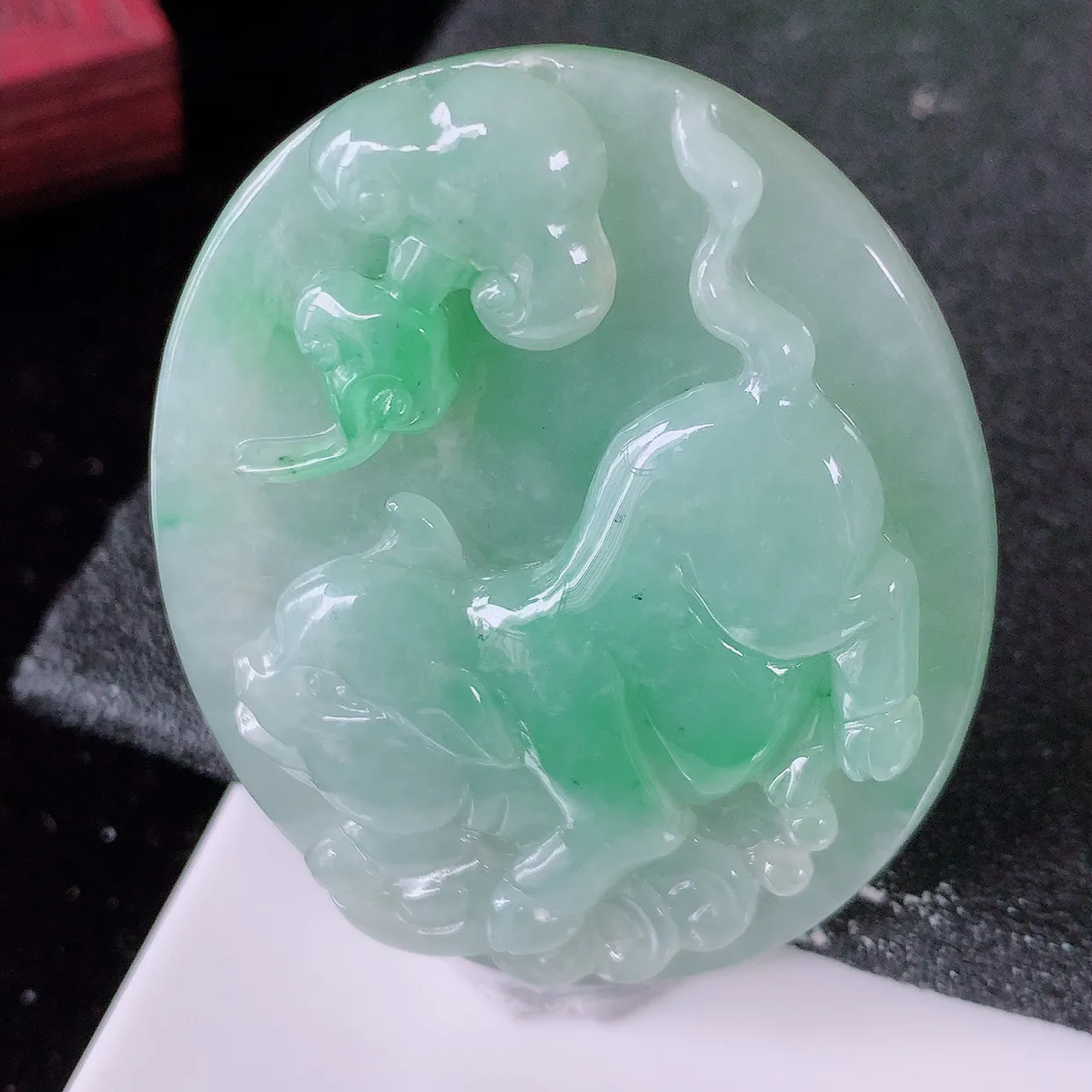 自然光实拍，冰润飘绿翡翠生肖猪牌吊坠，翠色灵动，佩戴效果时尚出众，尽显气质， 玉质细腻， 美感十足。#05.13