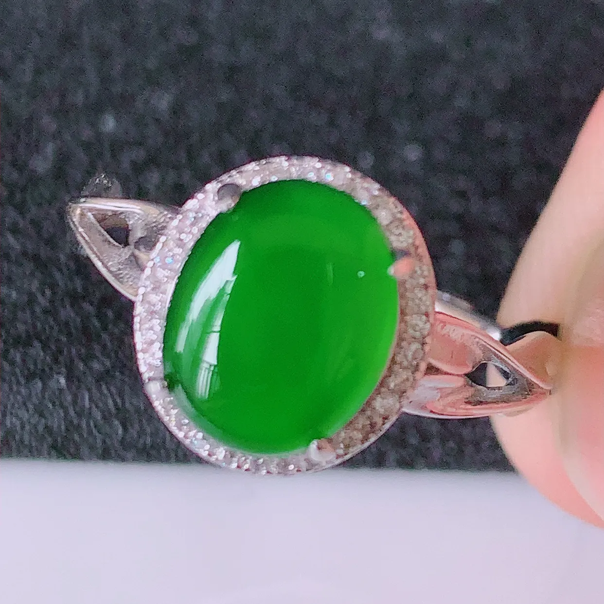 冰透满绿翡翠925银镶嵌戒指，自然光实拍，翠色灵动，颜色漂亮，种老水足，品相佳，佩戴佳品！#97.16（圈口可调大小）整体24.5*18*6裸石10*8mm