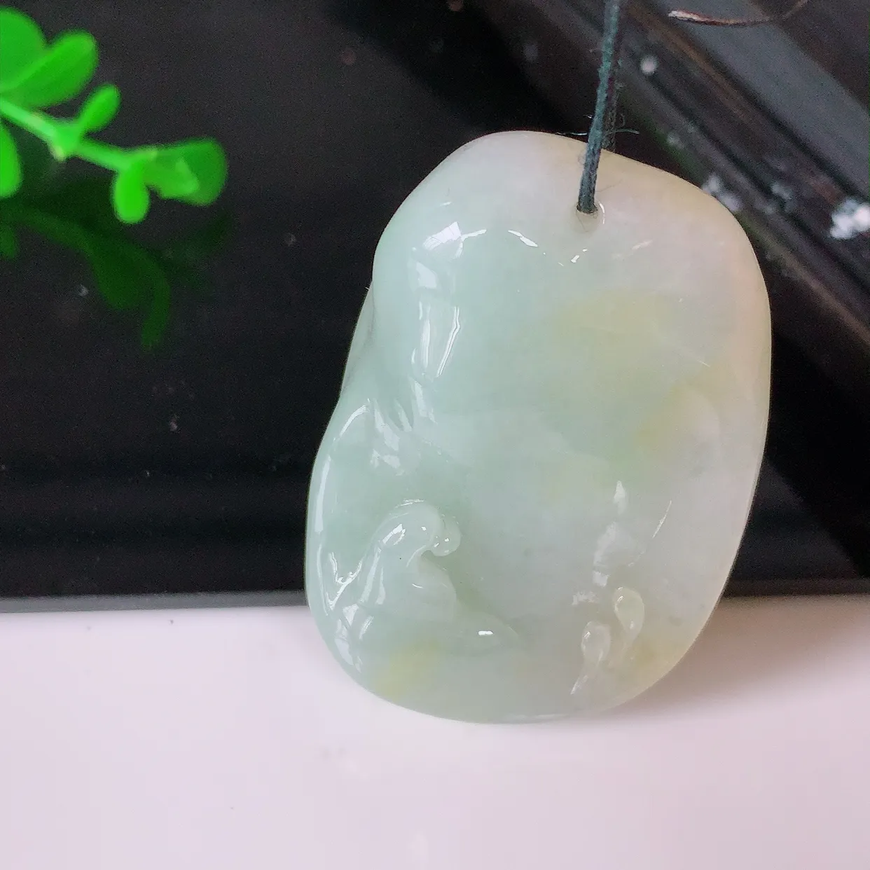 自然光实拍，特色黄翡翡翠随形悟道吊坠。悟道寓意“祥和，安宁，吉祥，幸福”，质地相当细腻，意境化设计雕刻，取道法自然、天人合一之意，很有意思的一件精品悟道，推荐入手， 个性之选。#60.22