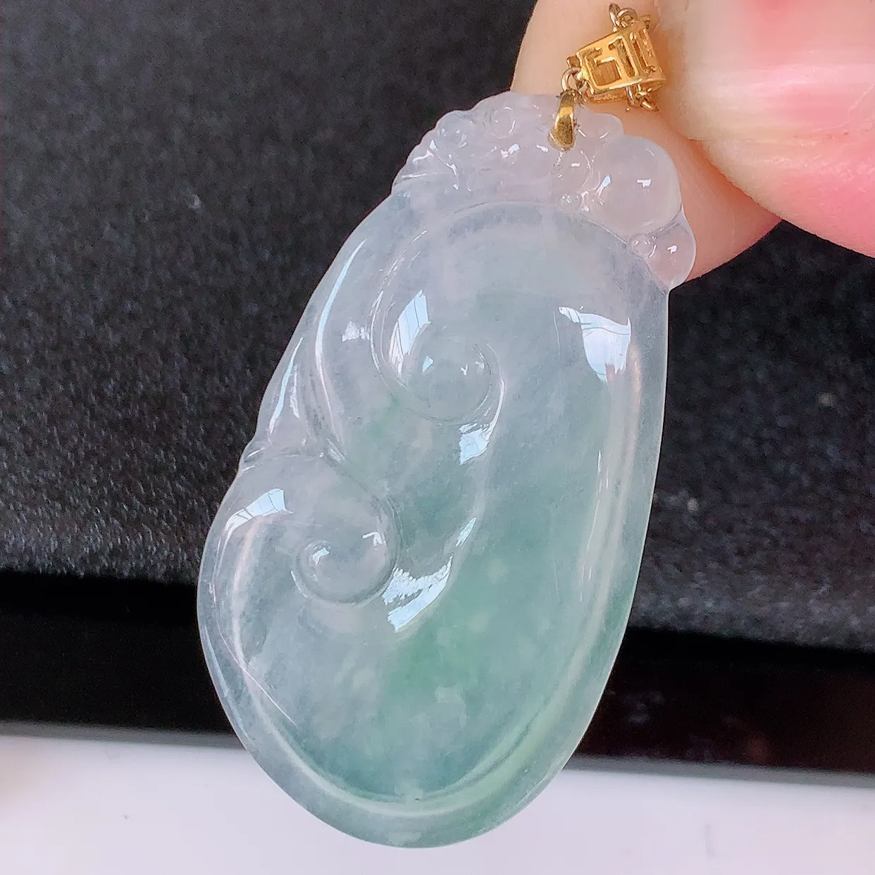 自然光实拍，18k金镶嵌冰种翡翠如意吊坠，款式新颖时尚，日常百搭的款。清秀高雅，佩戴优雅高贵！#41