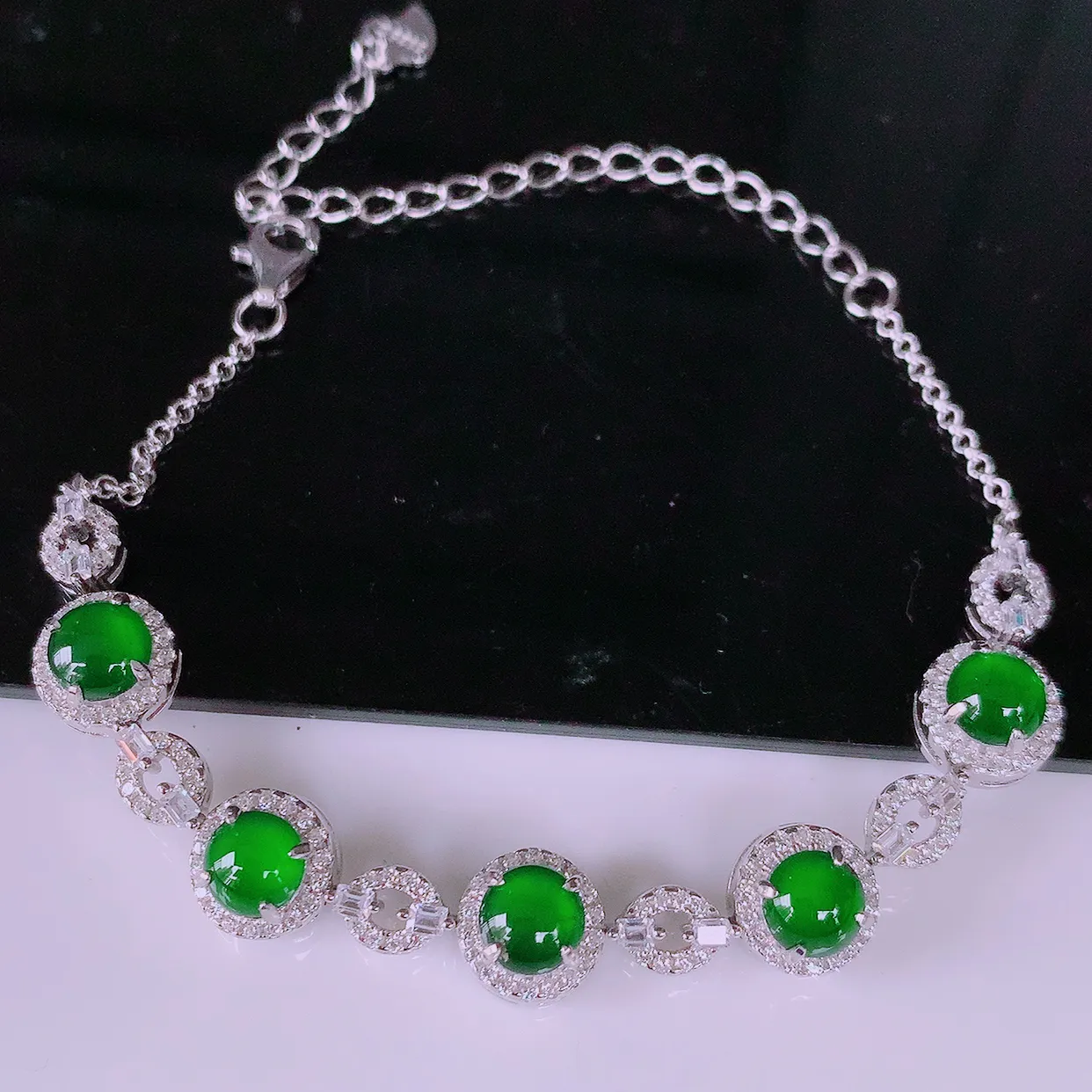 冰透满绿翡翠925银镶嵌手链，自然光实拍，翠色灵动，颜色漂亮，种老水足，品相 佳，佩戴佳品！#97.22取一整体8-8-6裸石5.5*5.5