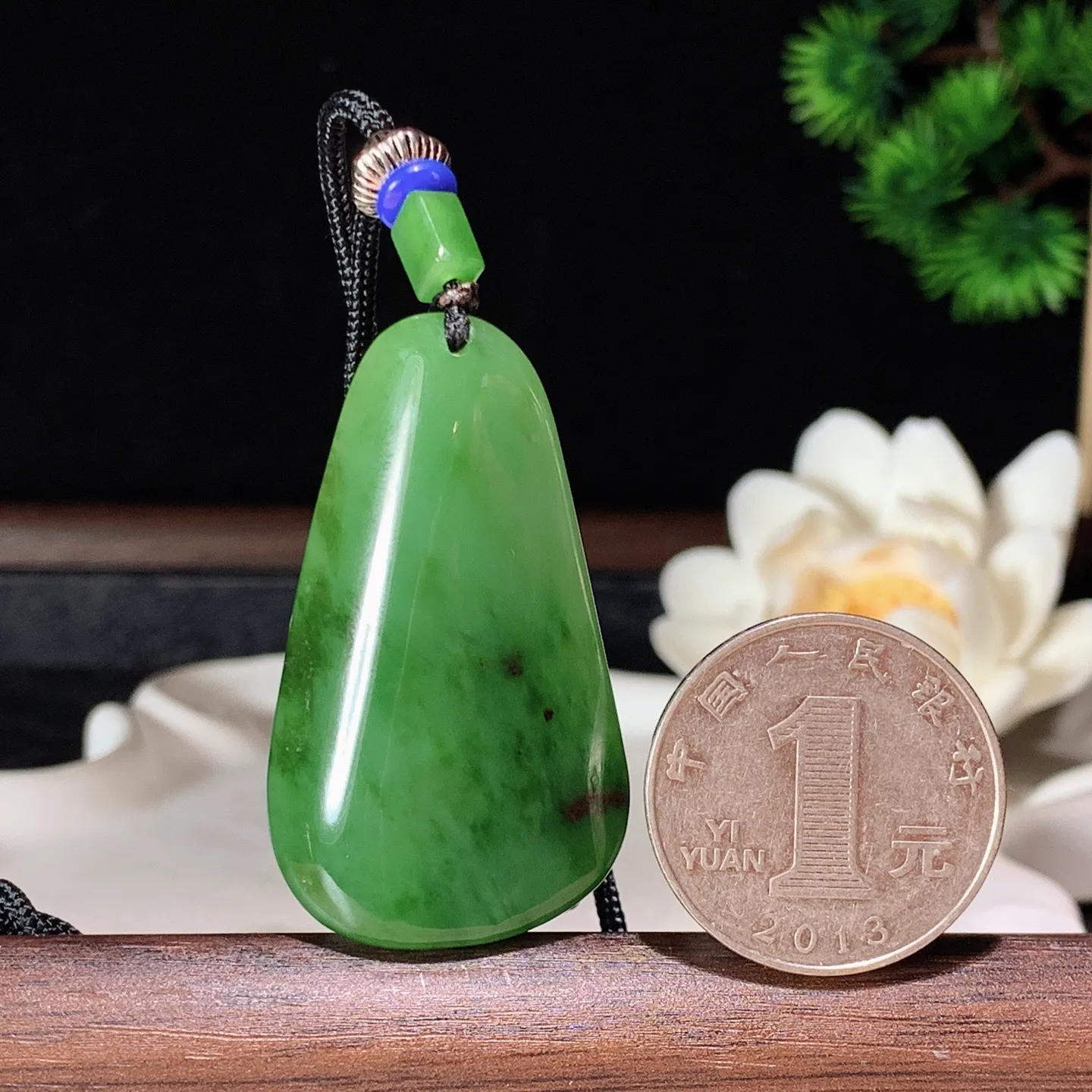 和田玉阳绿俄罗斯碧玉随型挂件 尺寸44/25/8重16克。玉质细腻油润。手推出油。佩戴高端典雅。lt260127