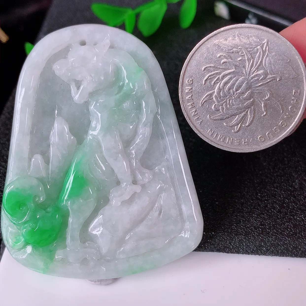 自然光实拍，冰润飘绿翡翠生肖虎牌吊坠，翠色灵动，佩戴效果时尚出众，尽显气质， 玉质细腻， 美感十足。#05.13