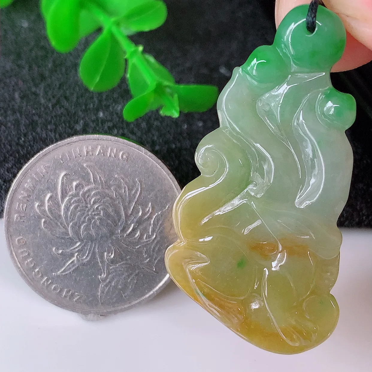 自然光实拍，水润黄加绿翡翠狐狸吊坠，翠色灵动，玉质细腻，颜色漂亮， 品相佳， 佩戴佳品！#87.16