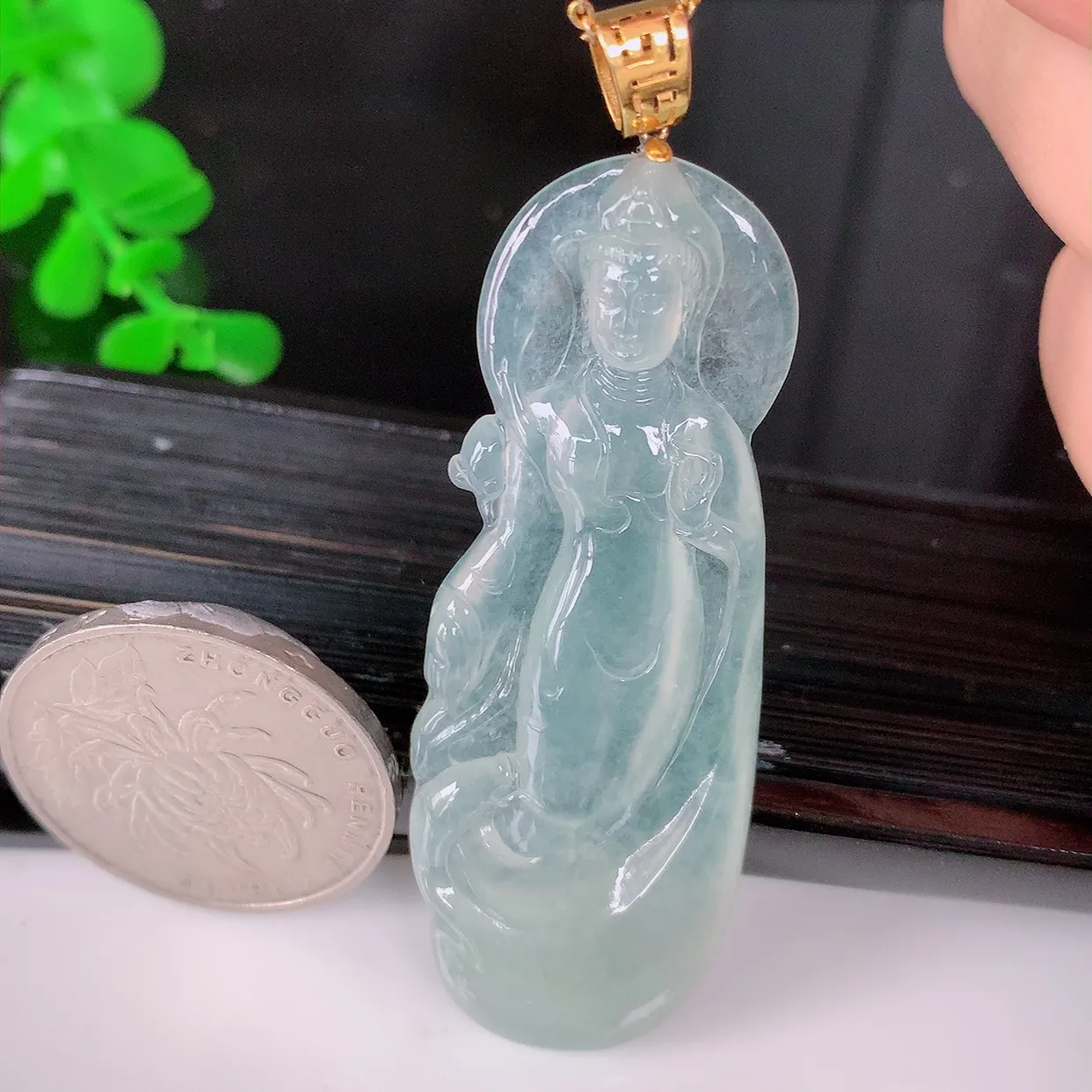 自然光实拍，18K金镶嵌冰种翡翠观音菩萨吊坠，赐福翡翠观音，观音面相端庄，品相佳， 佩戴气质！#1.22整体61裸石53.5*20*4.5