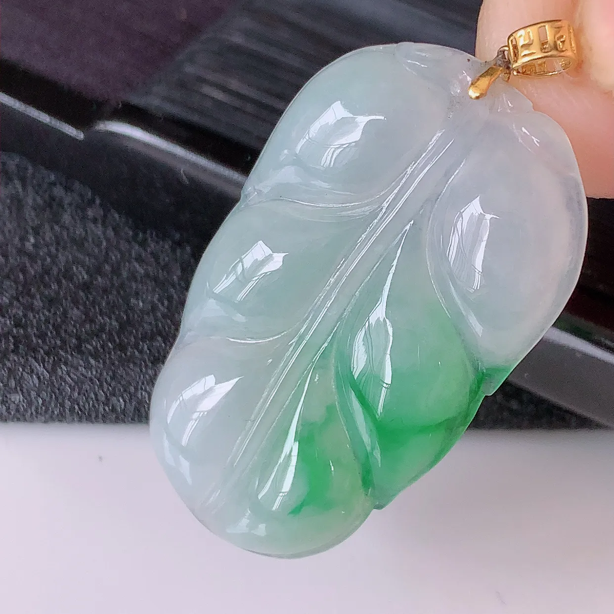 自然光实拍，18K金镶嵌冰种飘绿翡翠叶子吊坠，寓意“大业有成，一夜成名，金枝玉叶”水润叶子，翡翠叶子，清秀高雅， 性价比超值！#49.16整体35裸石30.5-19-4mm