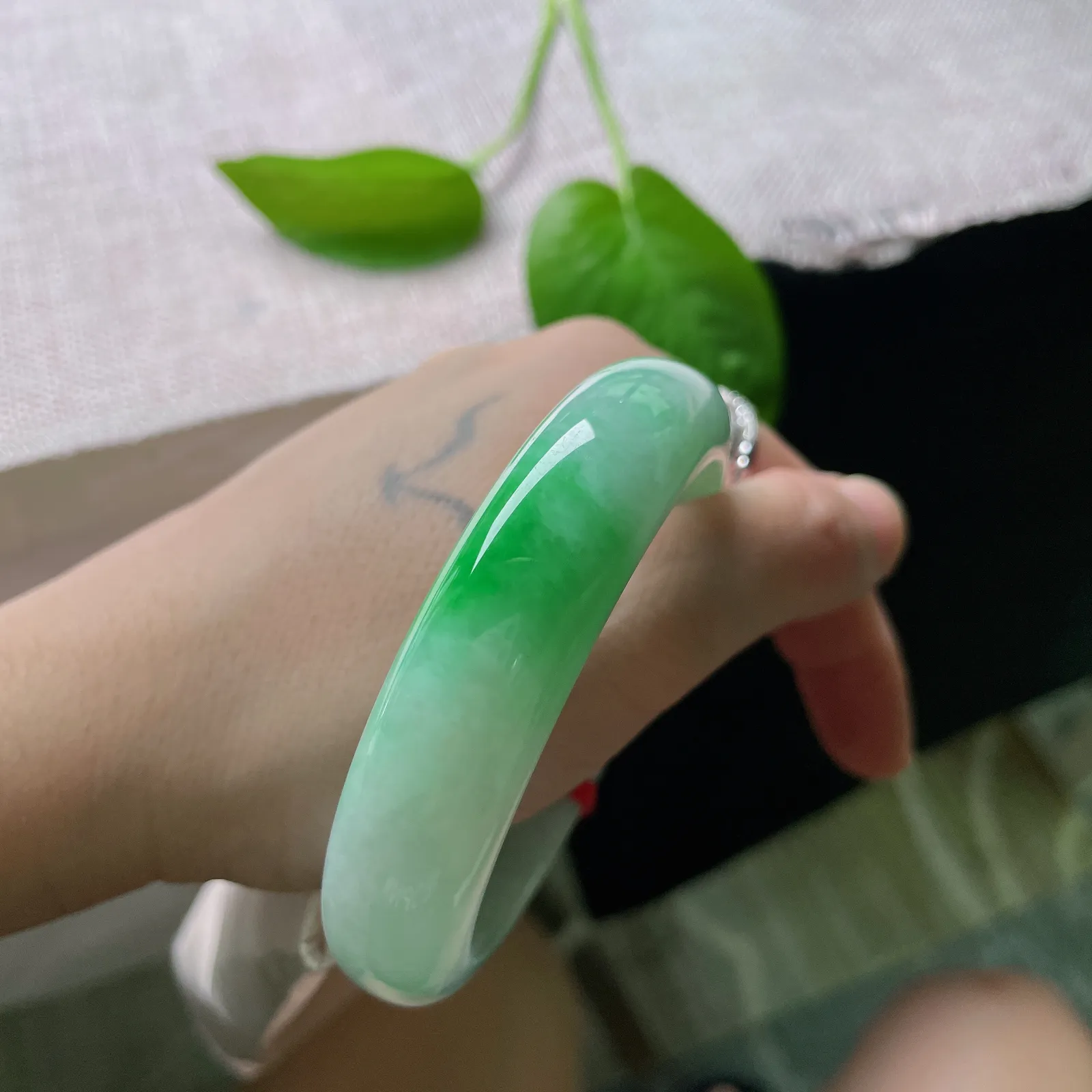 57.8/14.8/8.5飘绿正圈，水润，宽版，婉间 一抹灵韵翠绿，贵气～