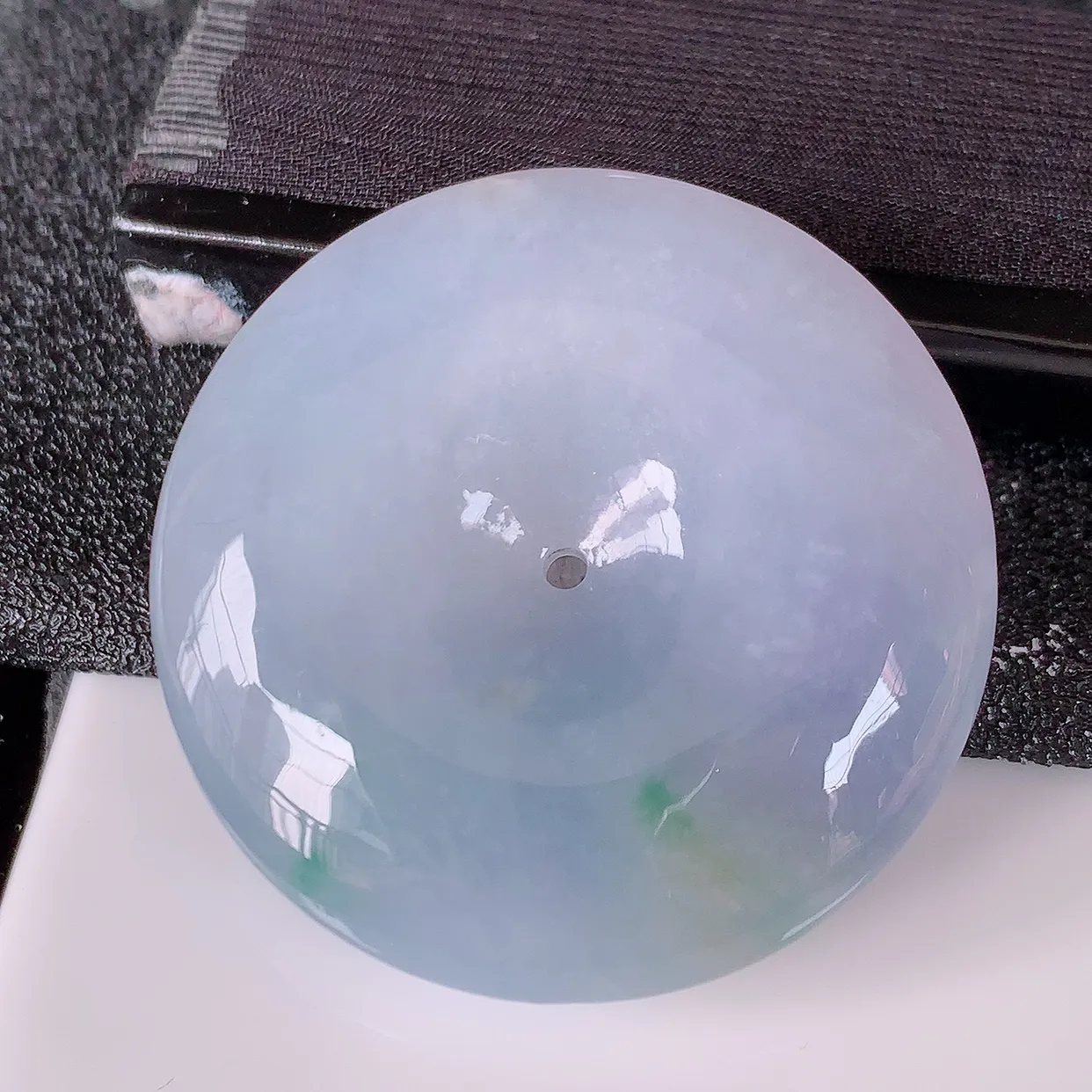 自然光实拍，冰三彩翡翠平安扣吊坠，形体饱满圆润，春带彩翡翠平安扣肥嘟嘟的， 平平安安，种水很好， 配戴精美！#1.13