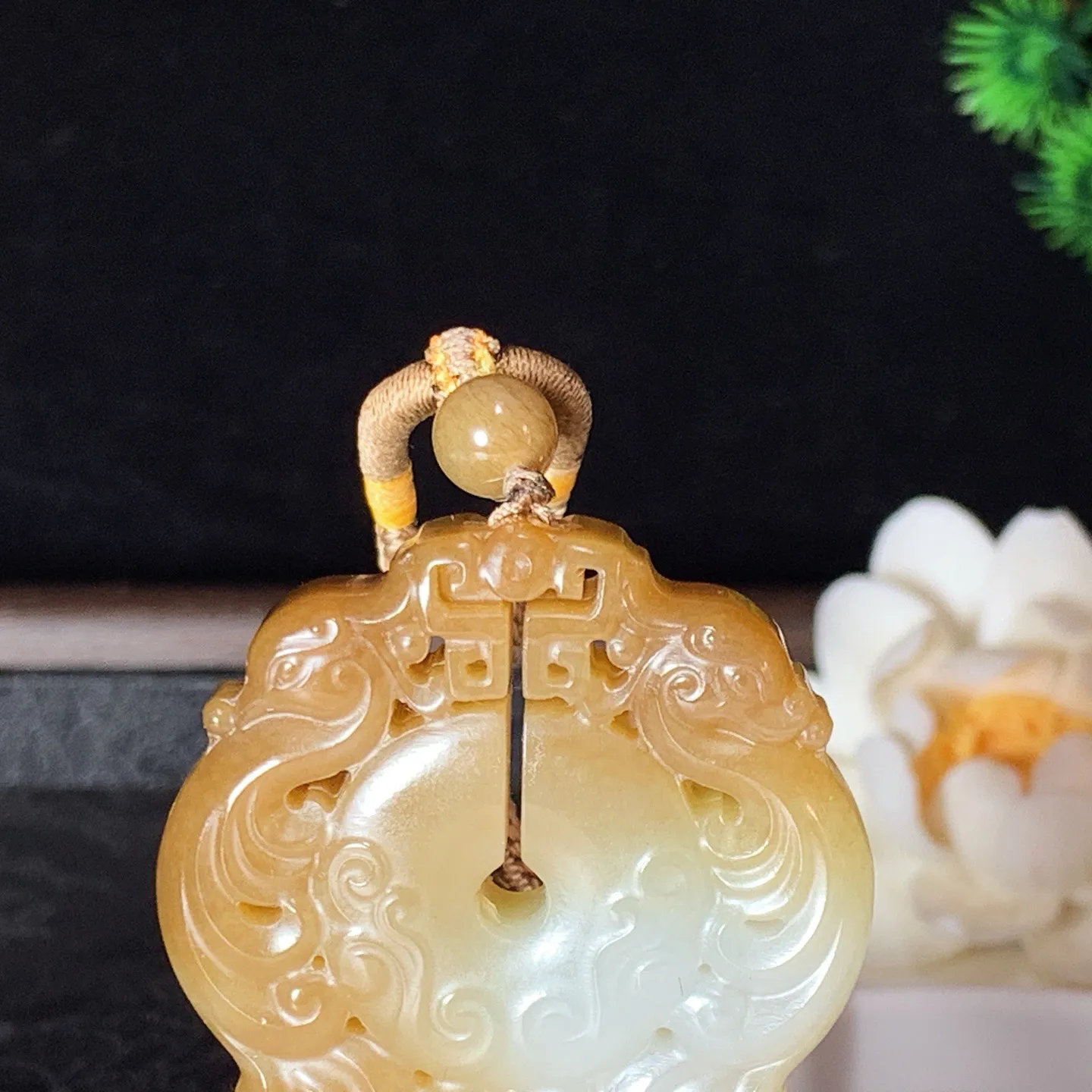 新疆和田玉且末糖仿古龙凤挂件 尺寸45/11重45.7克。玉质细腻油润。手推出油。佩戴高端典雅。lt260127