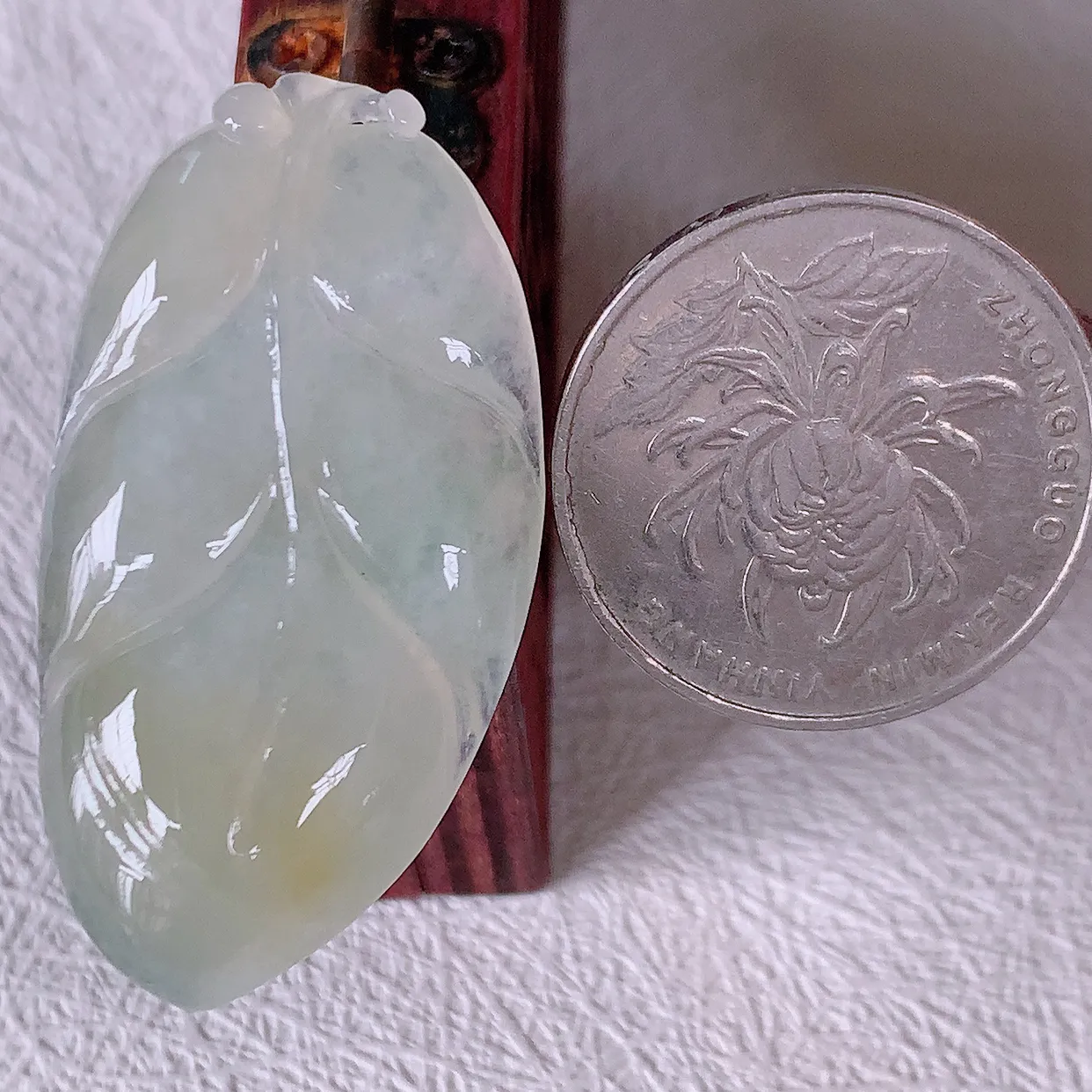 自然光实拍，冰种黄翡翡翠叶子吊坠 ，种水足，色泽清新，工艺精湛，叶子寓意美好； 金枝玉叶，事业有成。#01.22