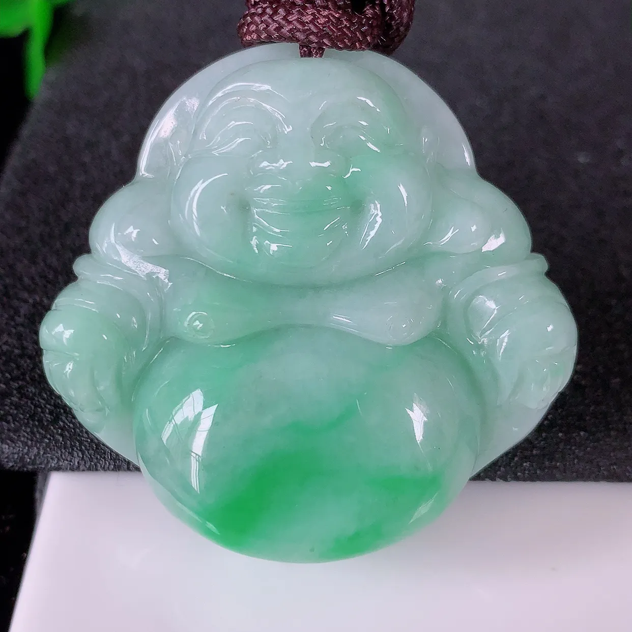 自然光实拍，大件厚装冰润飘绿翡翠佛公吊坠，开心笑佛，种老水足，颜色漂亮， 立体饱满圆润， 佩戴效果赞