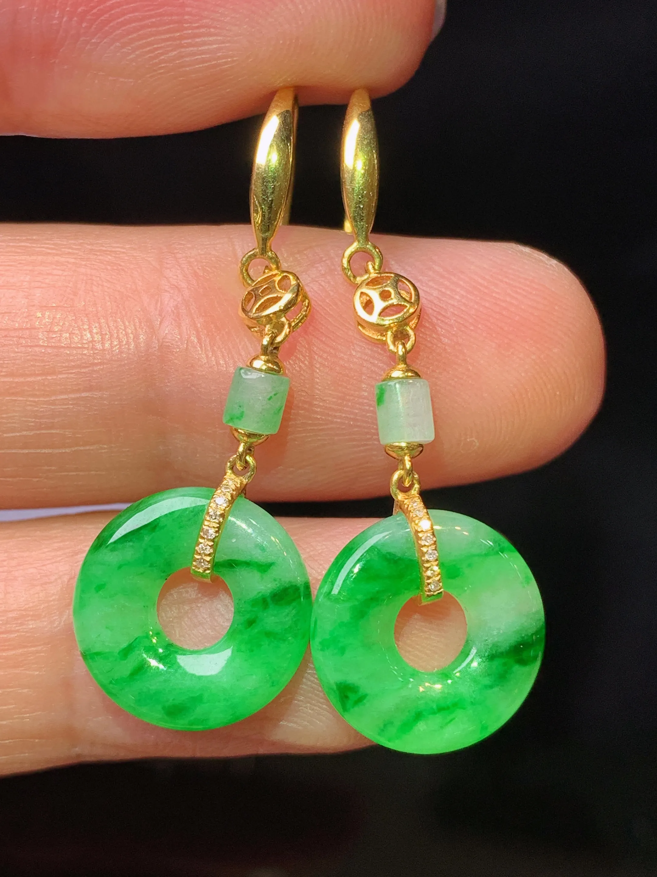 18k金镶嵌翠绿平安扣耳坠 玉质细腻 色泽清新艳丽 整体尺寸37*12*2.8