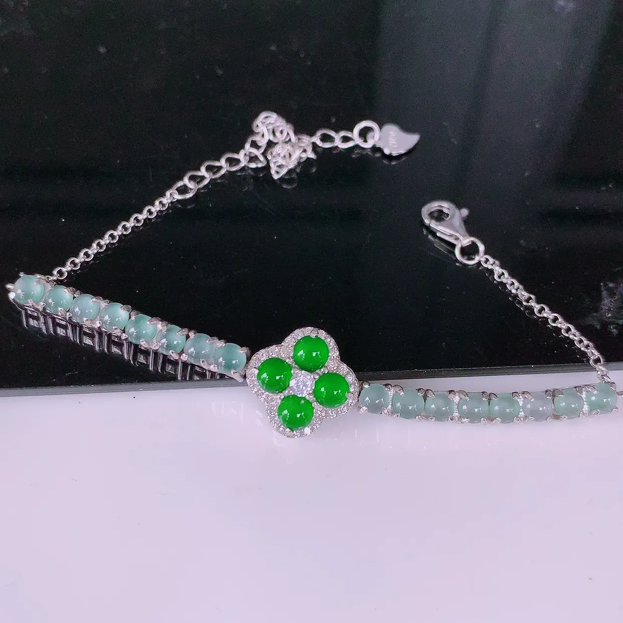 冰透满绿翡翠925银镶嵌手链，自然光实拍，翠色灵动，颜色漂亮，种老水足，品相佳，佩戴佳品！#97.22取一整体12.5*12.5-5.8 裸石 3.8*3.8